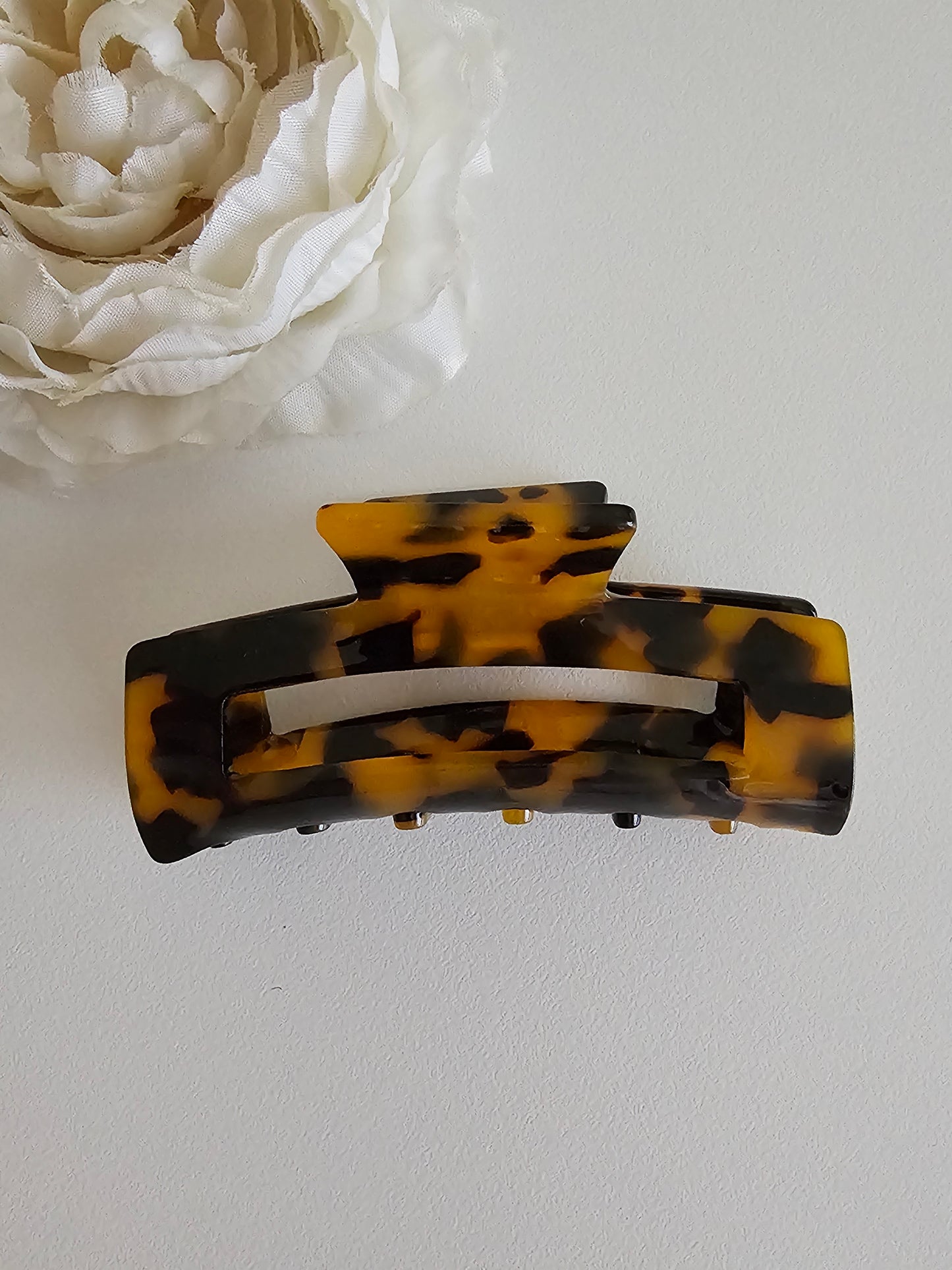 ZERINA ACETATE HAIR CLAW