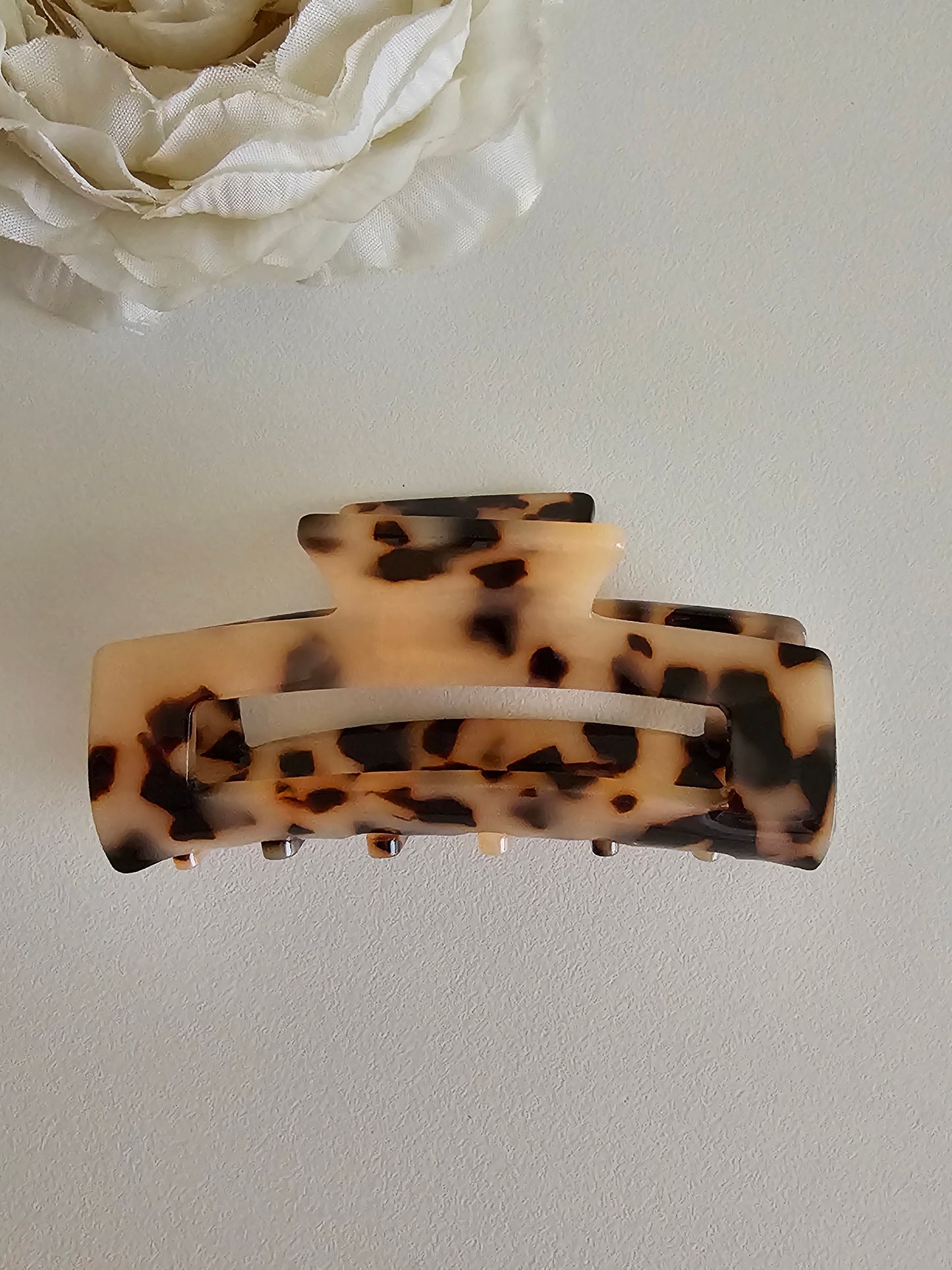 ZERINA ACETATE HAIR CLAW