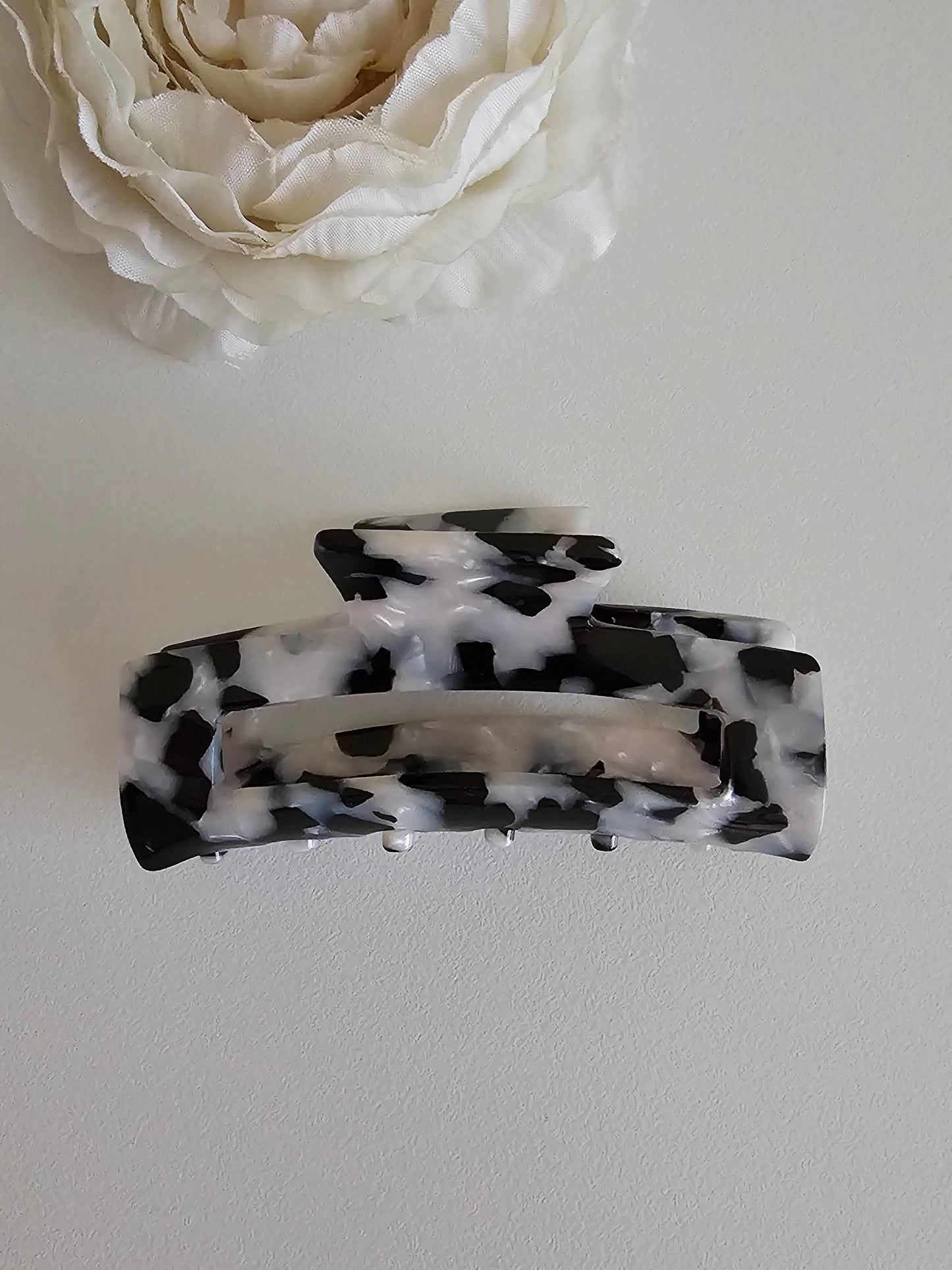 ZERINA ACETATE HAIR CLAW