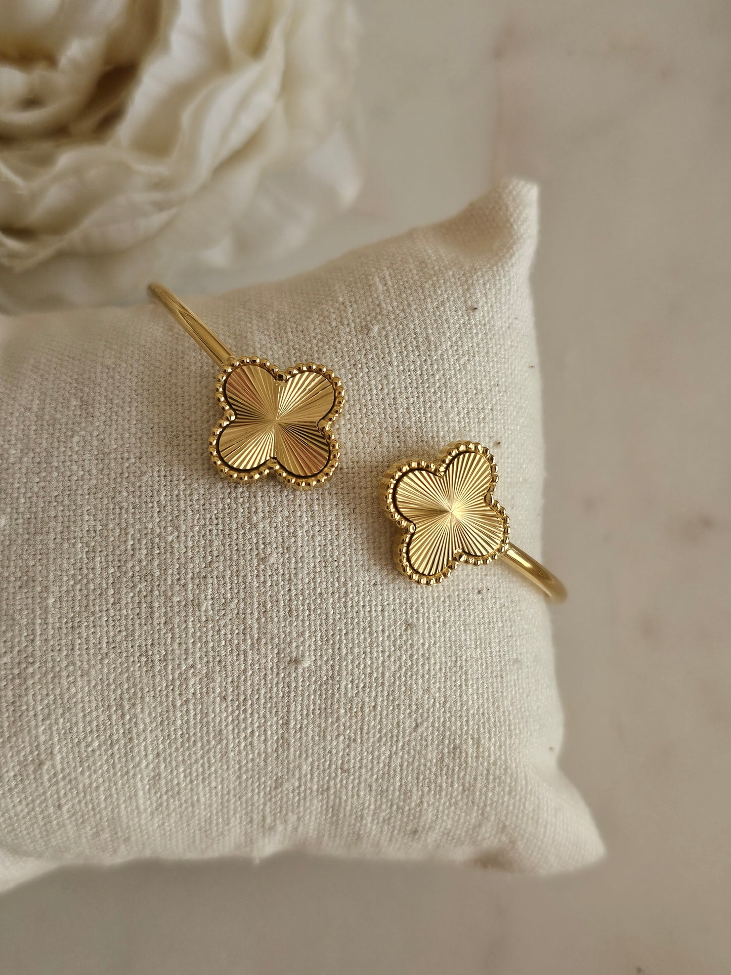 High quality stainless steel gold plated Petite and flexible clover bangle