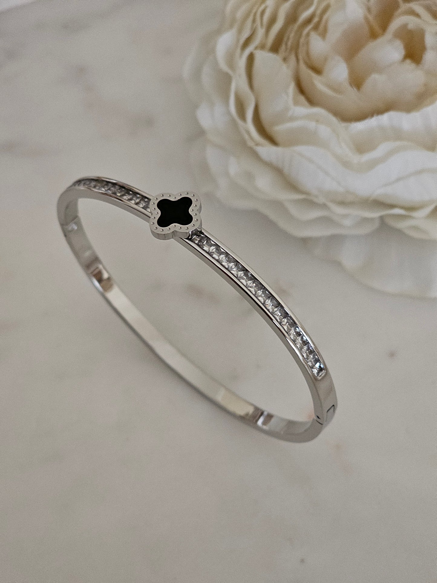 HELIN CLOVER BANGLE