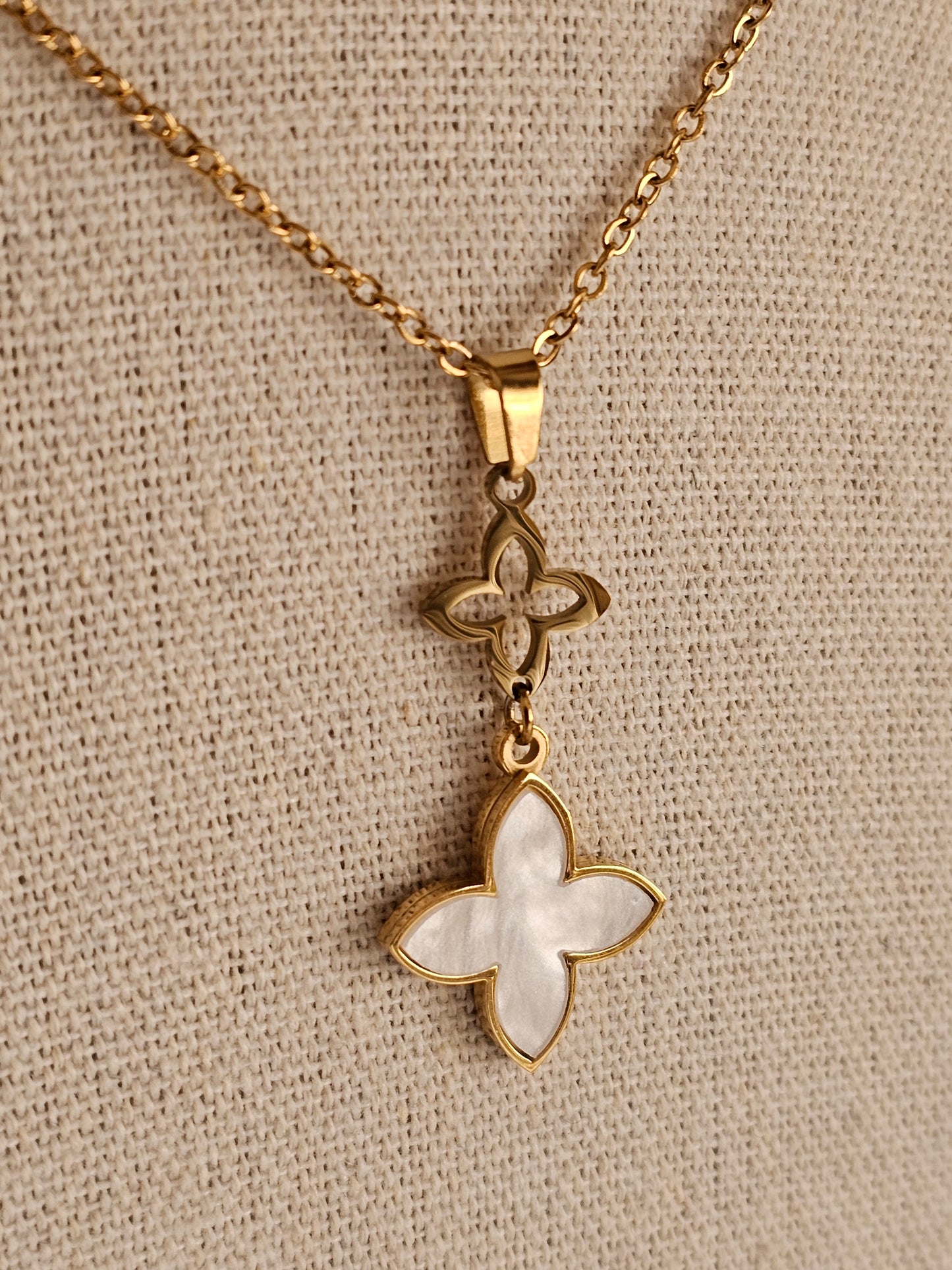 ELSIE CLOVER PENDANT NECKLACE