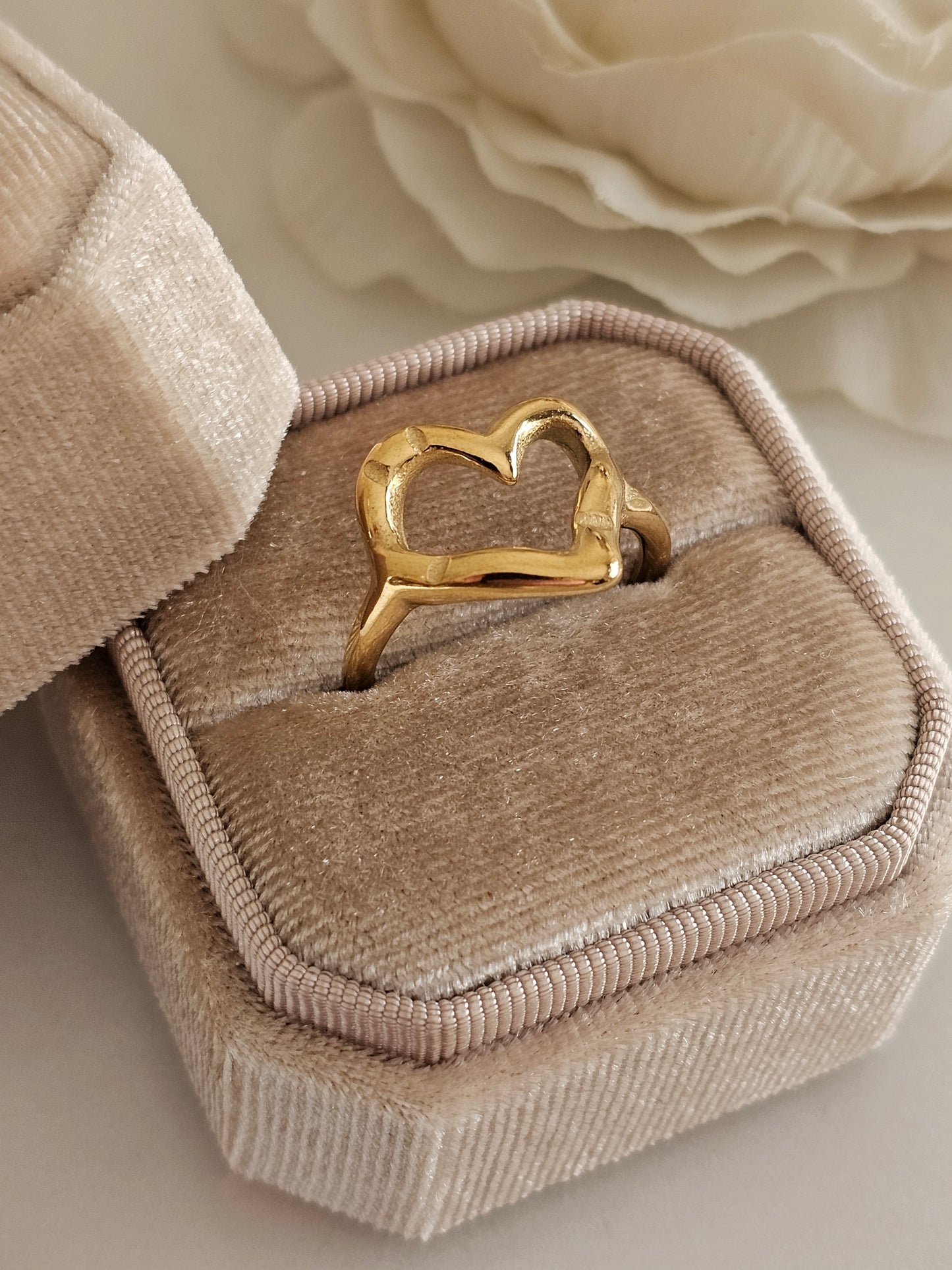 NADIRA VINTAGE HEART RING