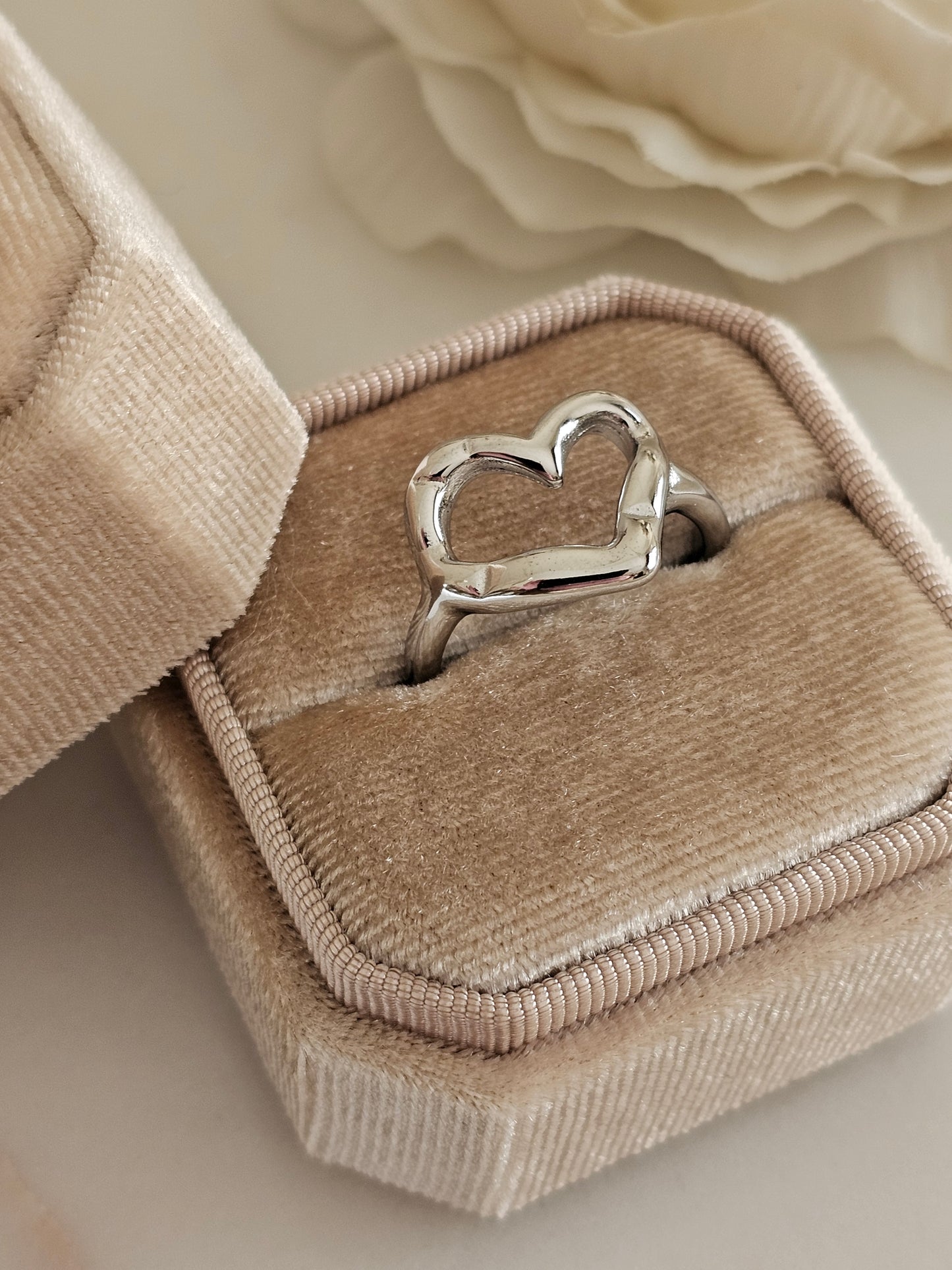 NADIRA VINTAGE HEART RING