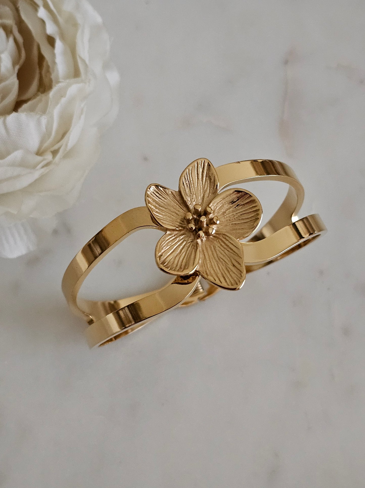 Gold plated stainless steel open clasp flower bangle