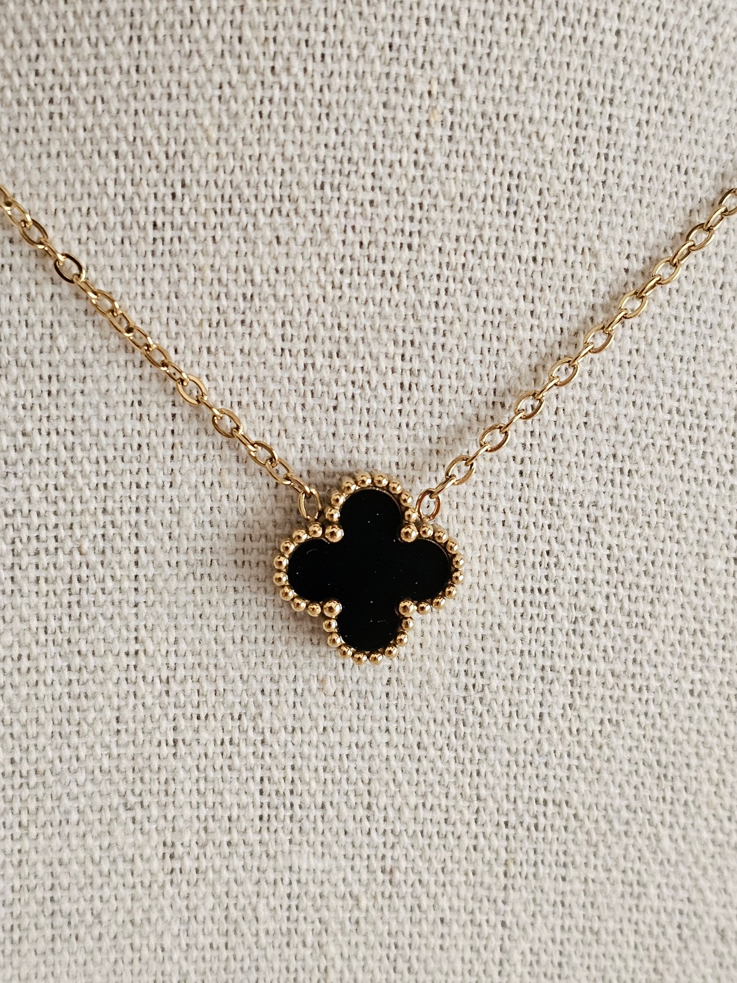 NYLA CLOVER PENDANT NECKLACE