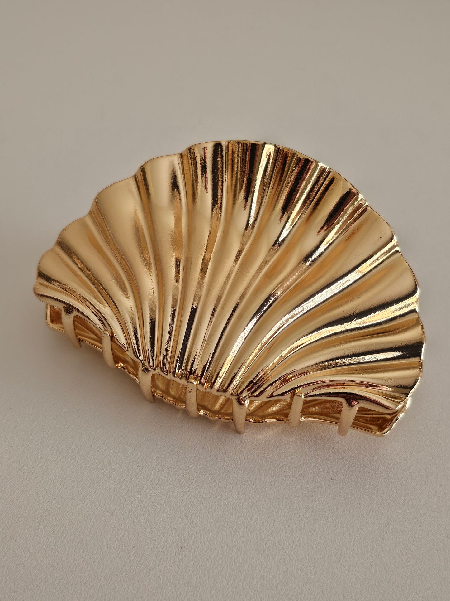 LARGE SHELL HAIR CLAW