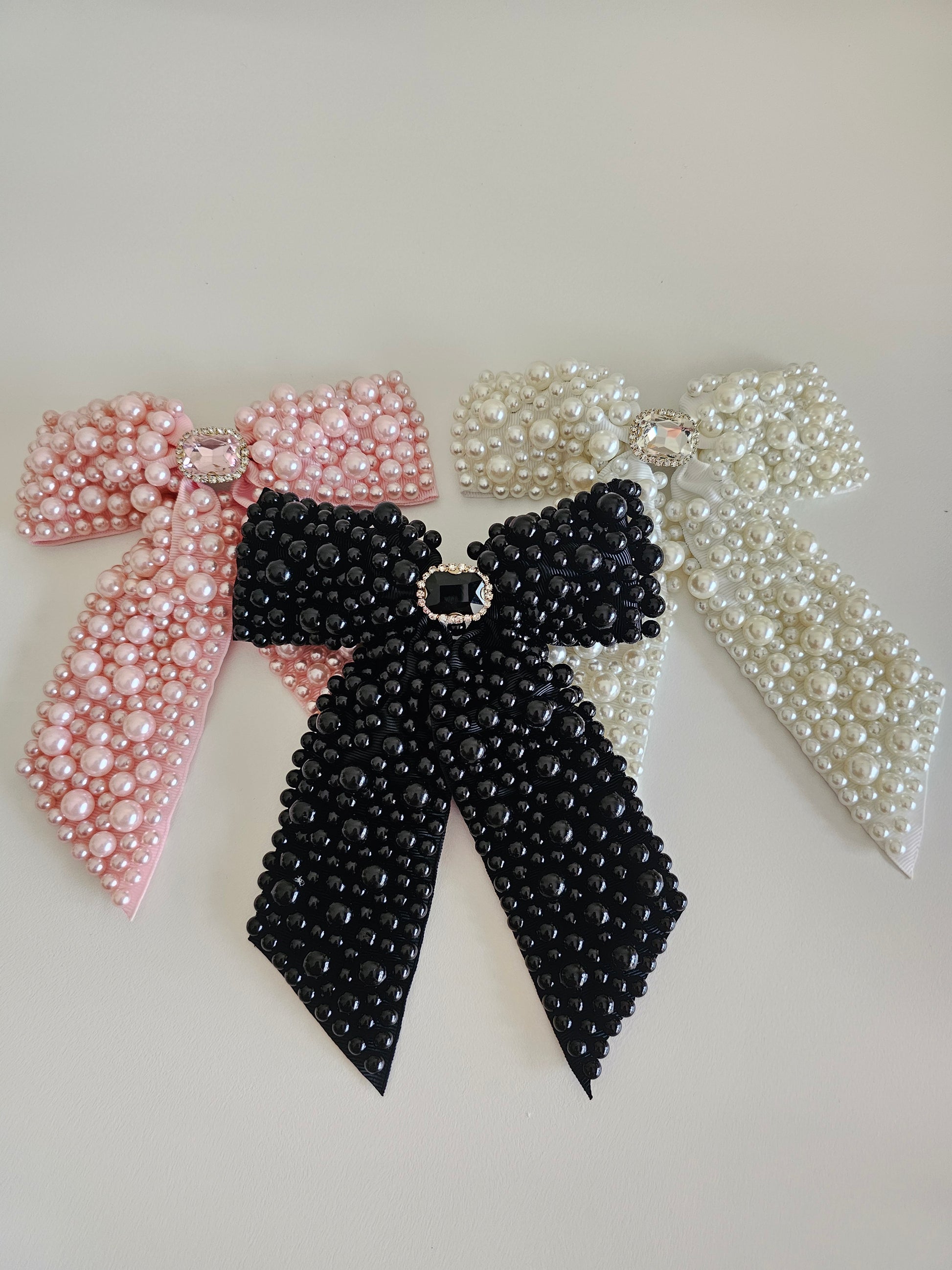 Pearl detailed bow hair clip