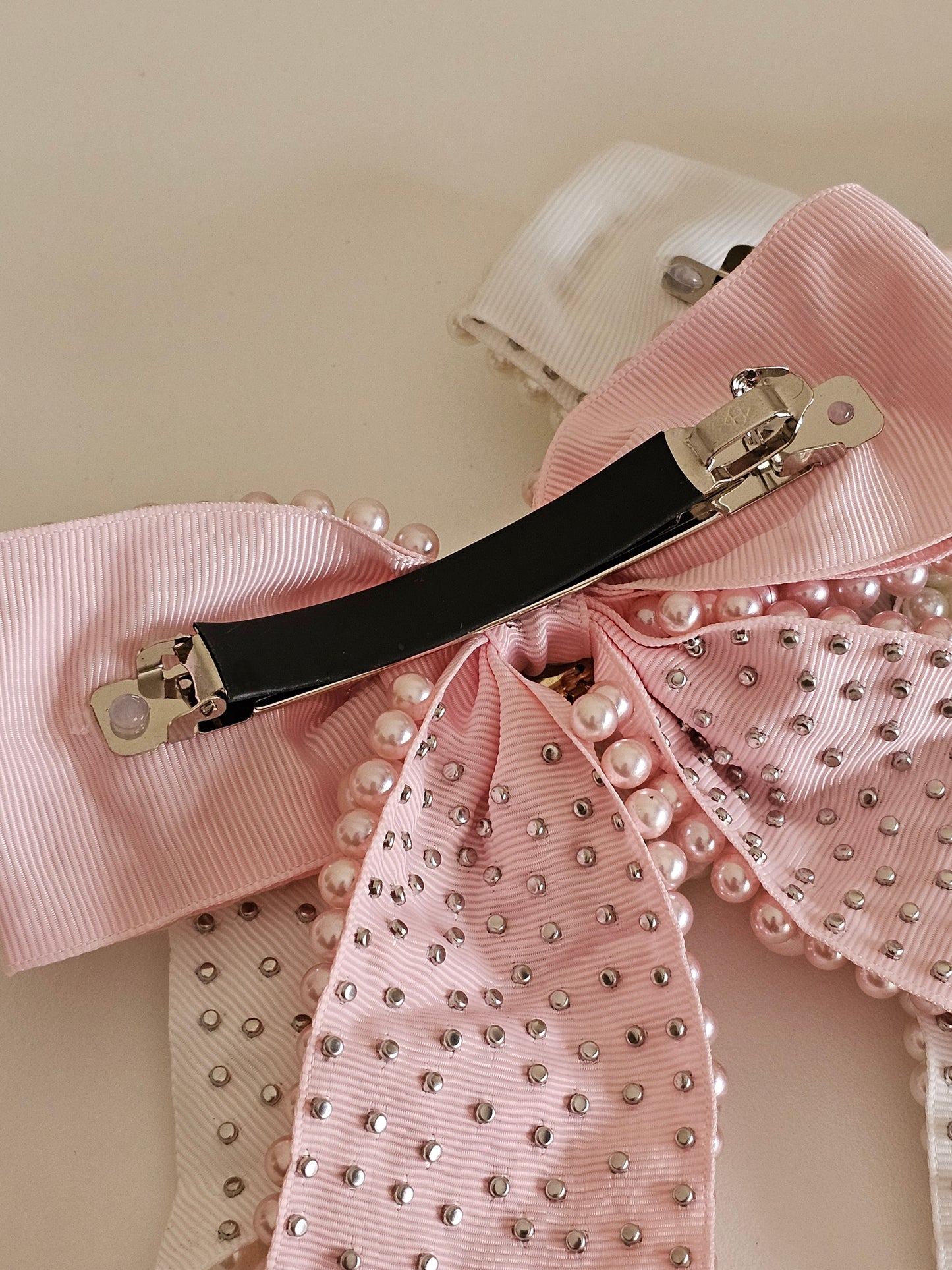 PRETTY PEARLY BOW HAIR CLIP