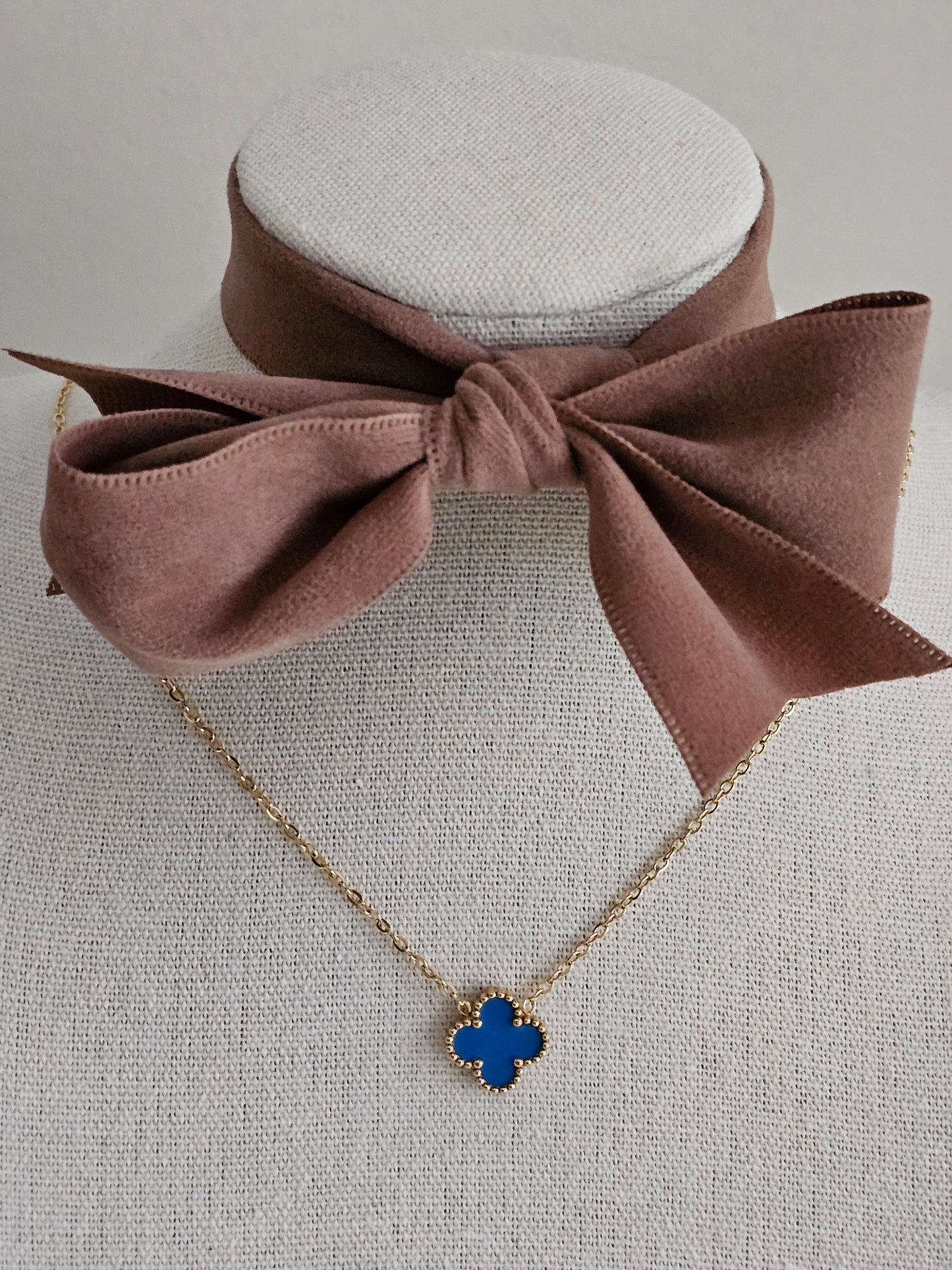 NYLA CLOVER PENDANT NECKLACE