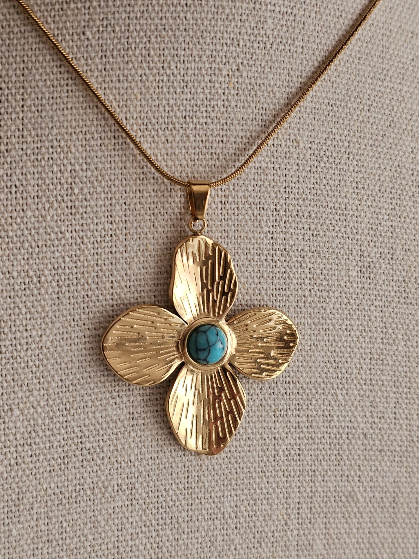 MERDA FLOWER NECKLACE