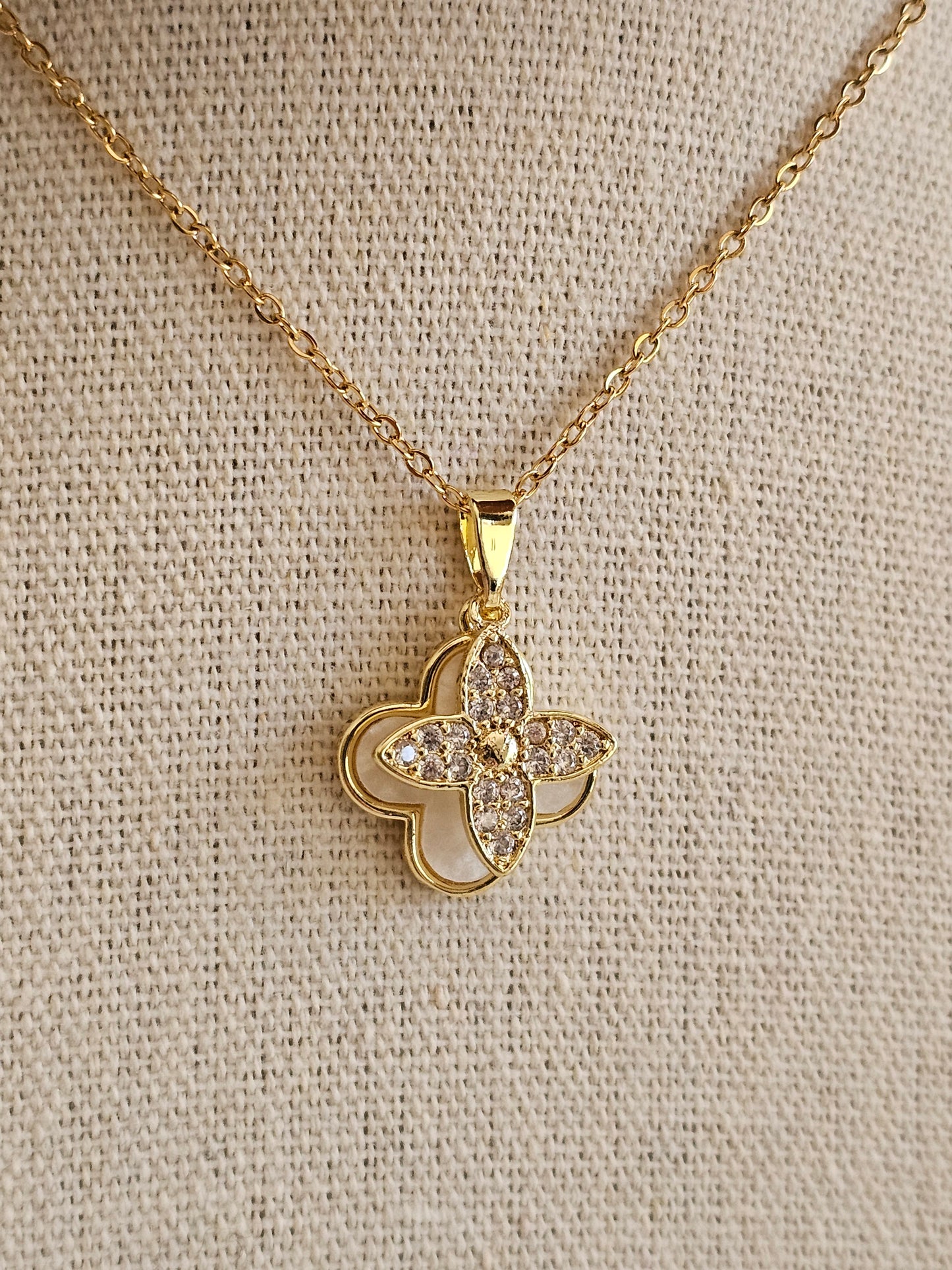 AKARA CLOVER NECKLACE