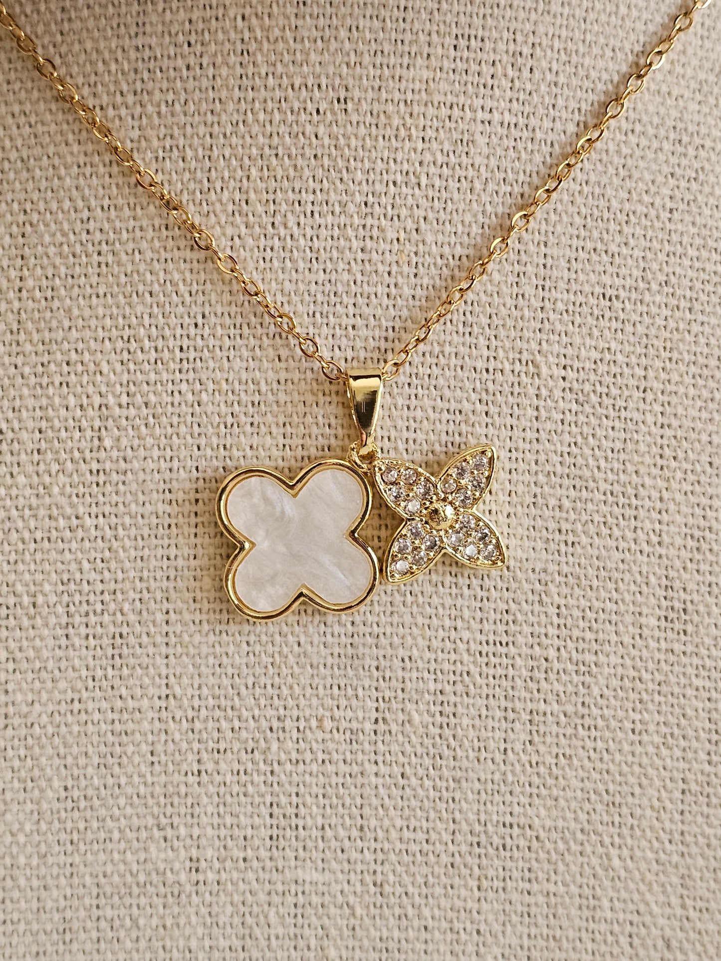 AKARA CLOVER NECKLACE