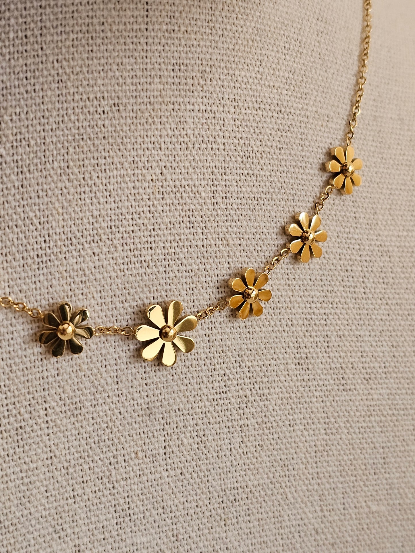 PELINA FLOWER NECKLACE