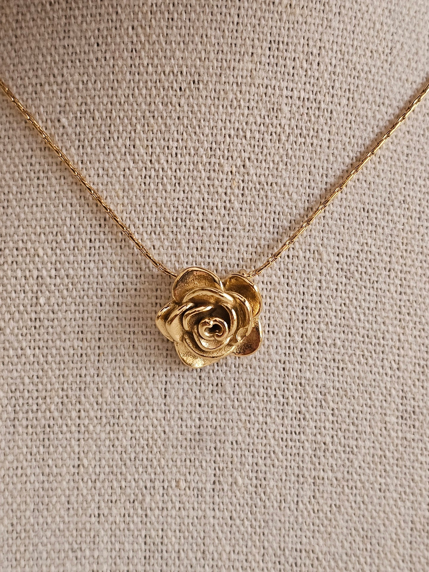 LIRA FLOWER NECKLACE