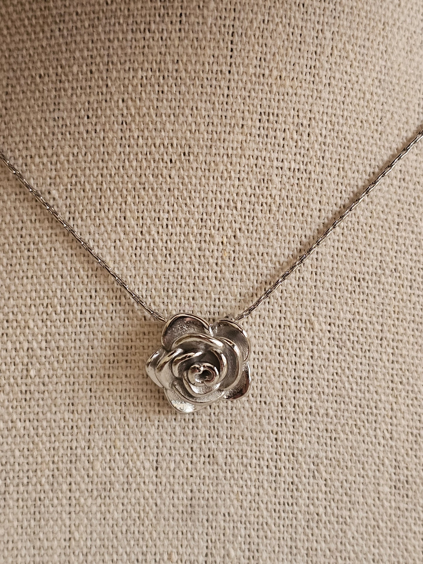 LIRA FLOWER NECKLACE