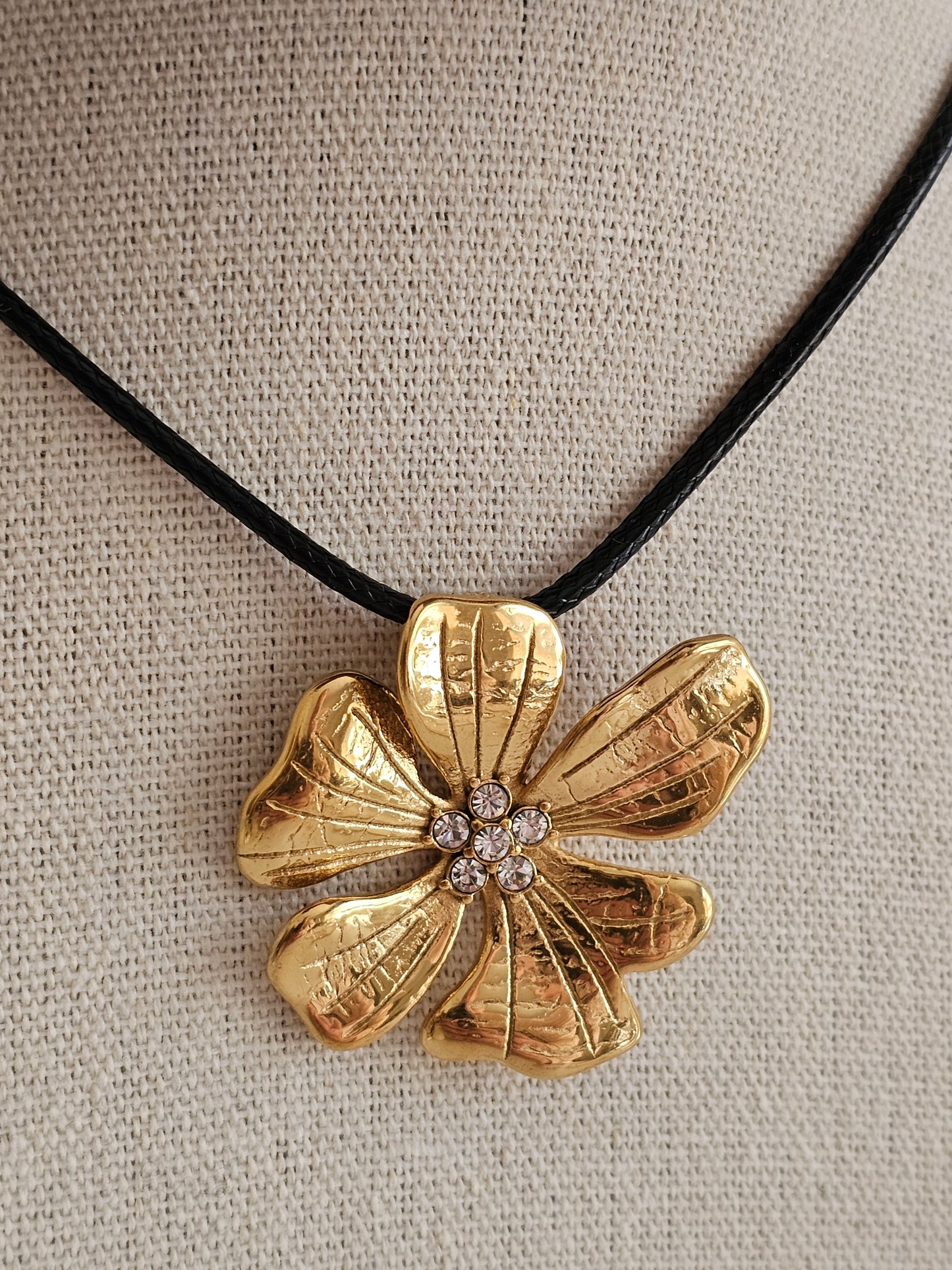 ECEM FLOWER NECKLACE