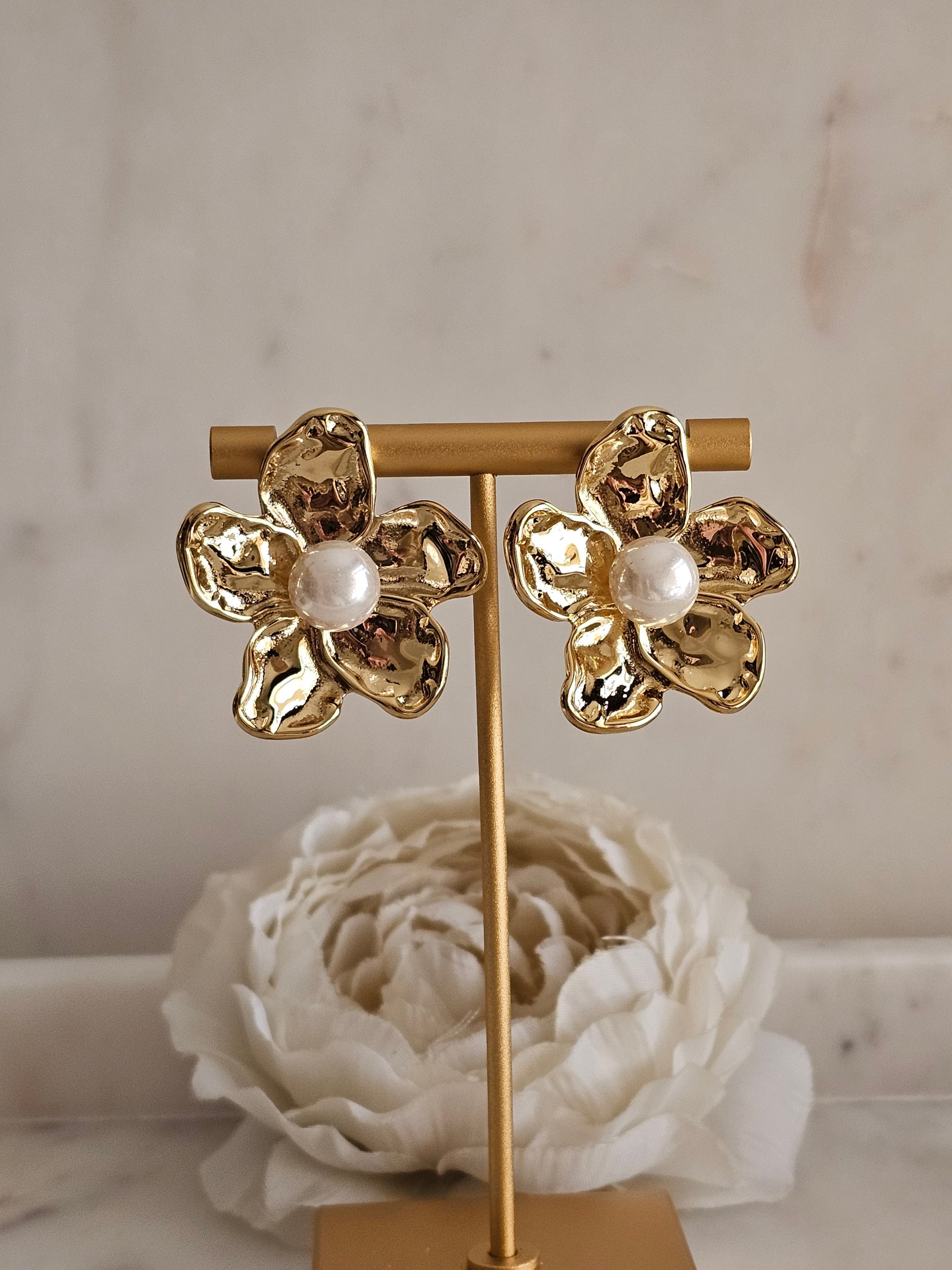 Gold plated stainless steel flower pearl earrings