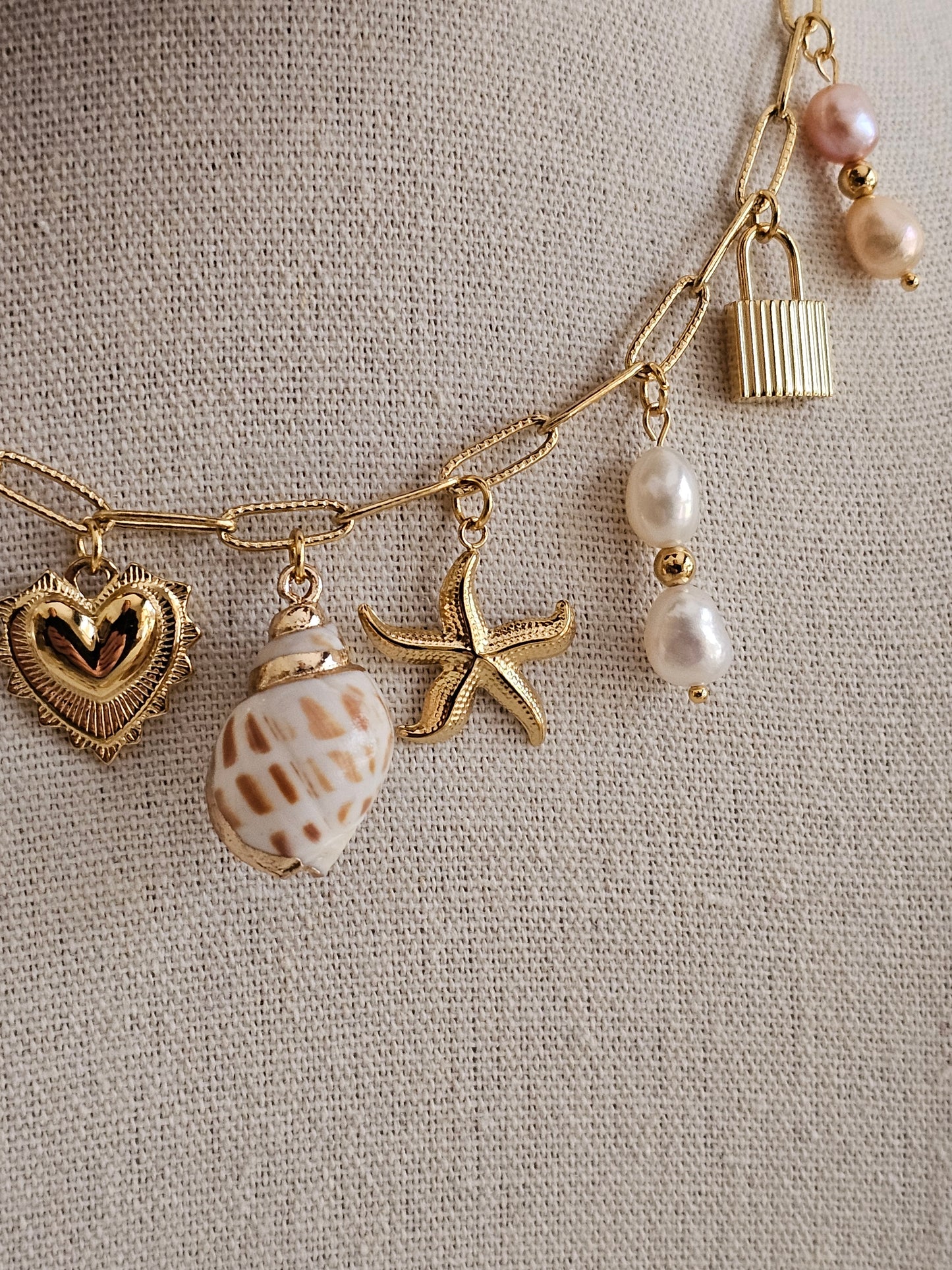 PERI STATEMENT SHELL CHARM NECKLACE