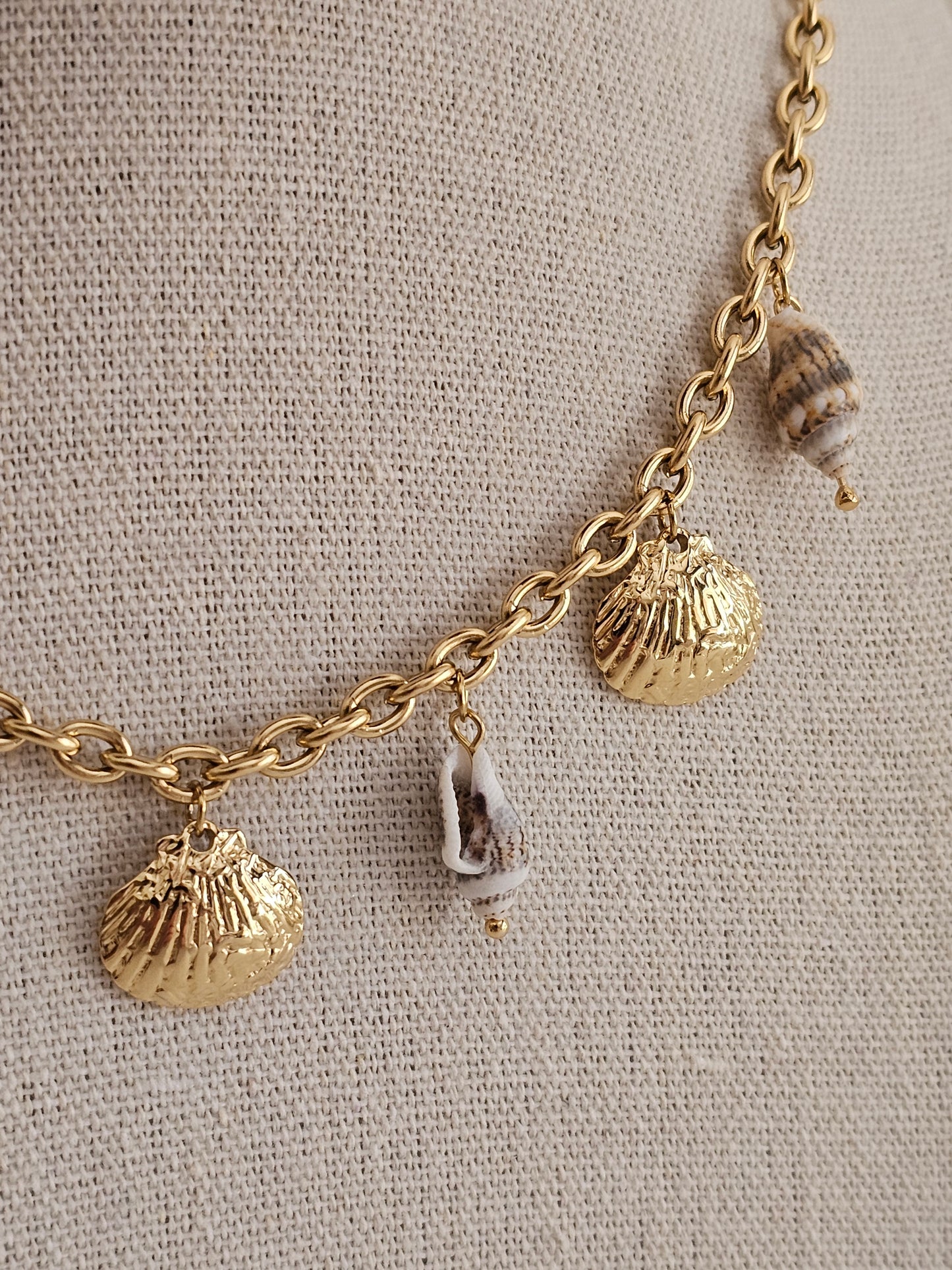 DERIN SHELL CHARM NECKLACE