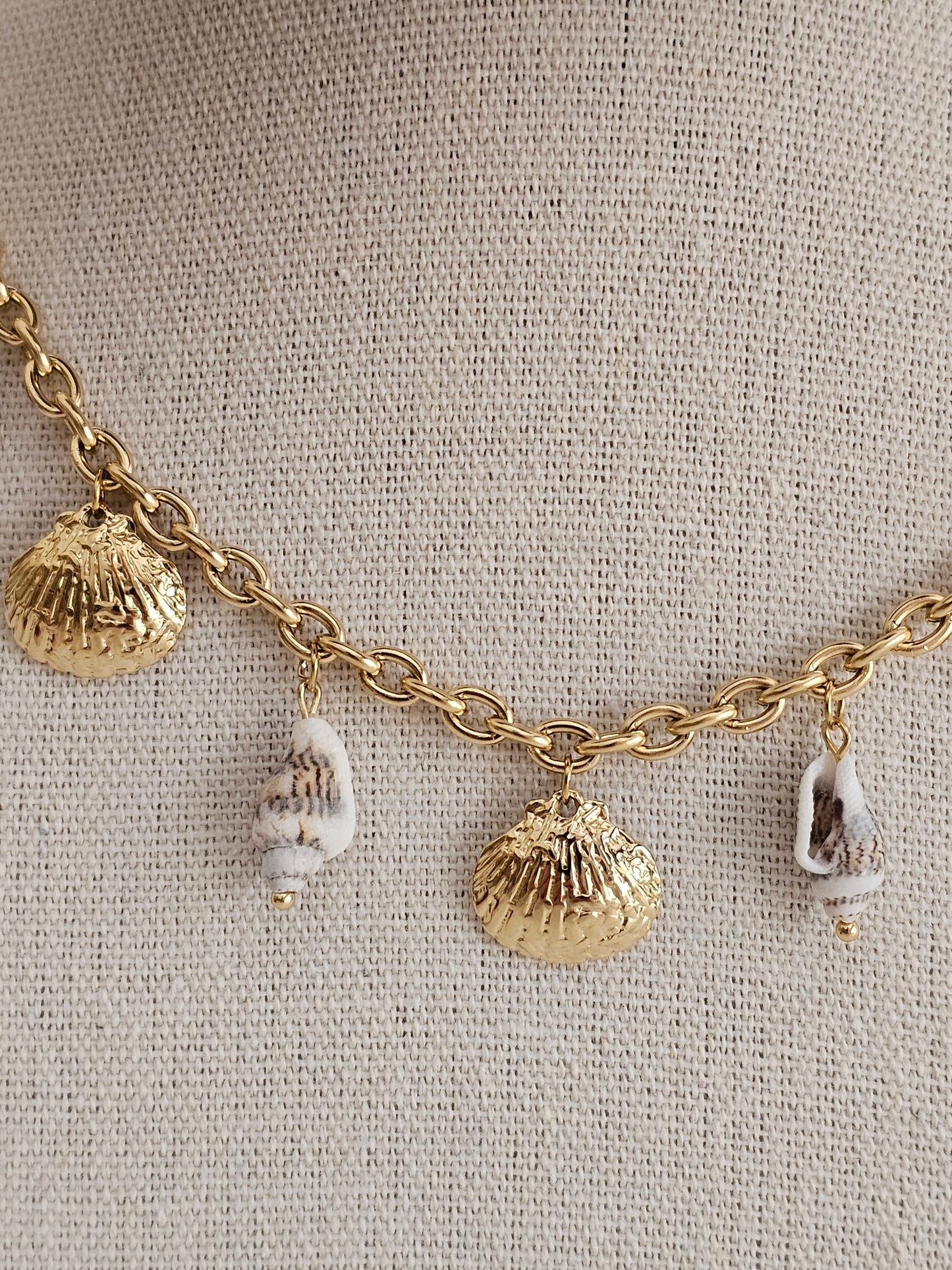 DERIN SHELL CHARM NECKLACE