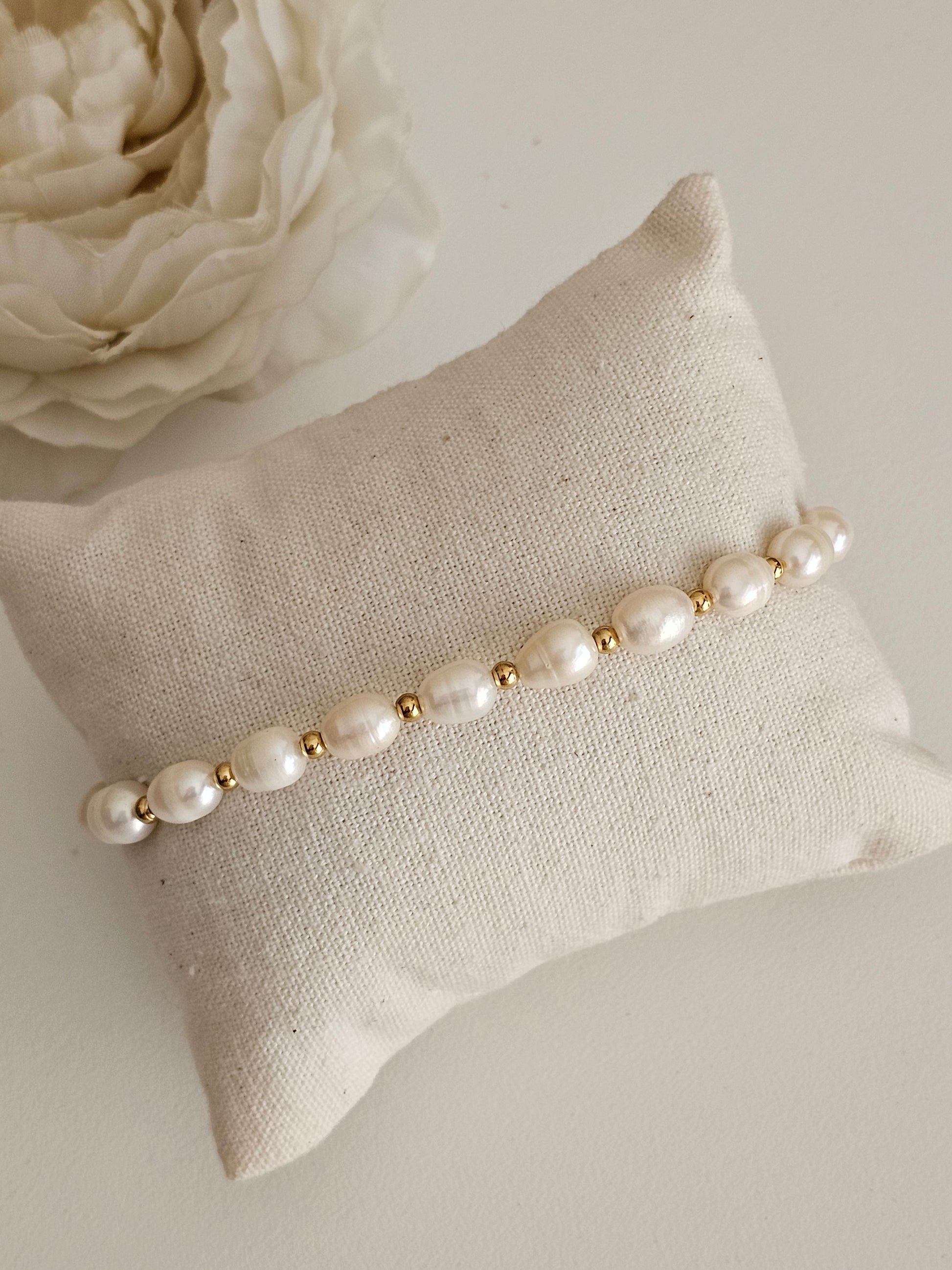 Pearl and gold bracelet