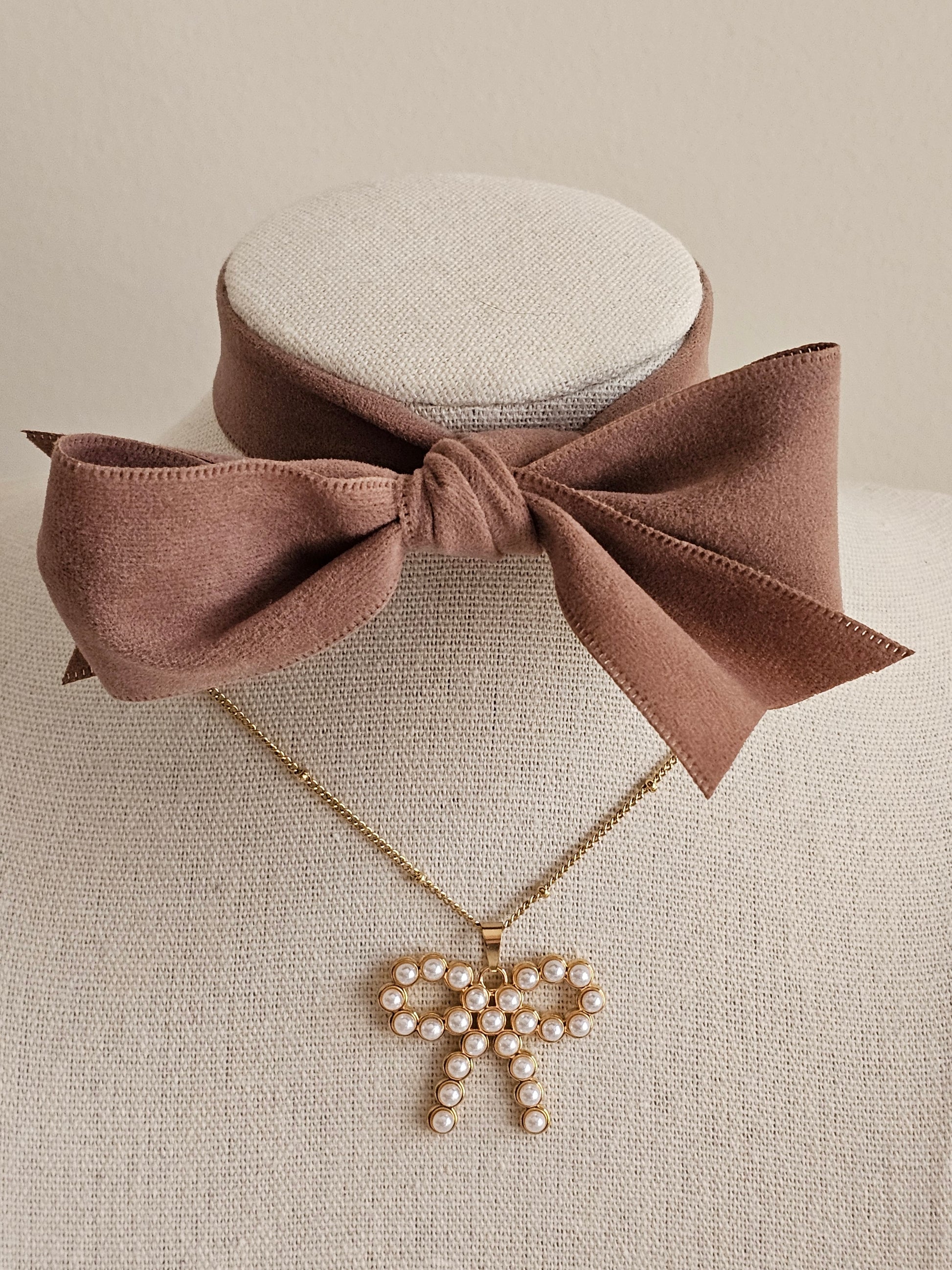 Pearl bow necklace