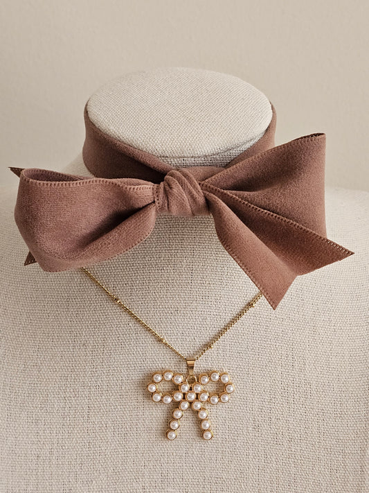 Pearl bow necklace