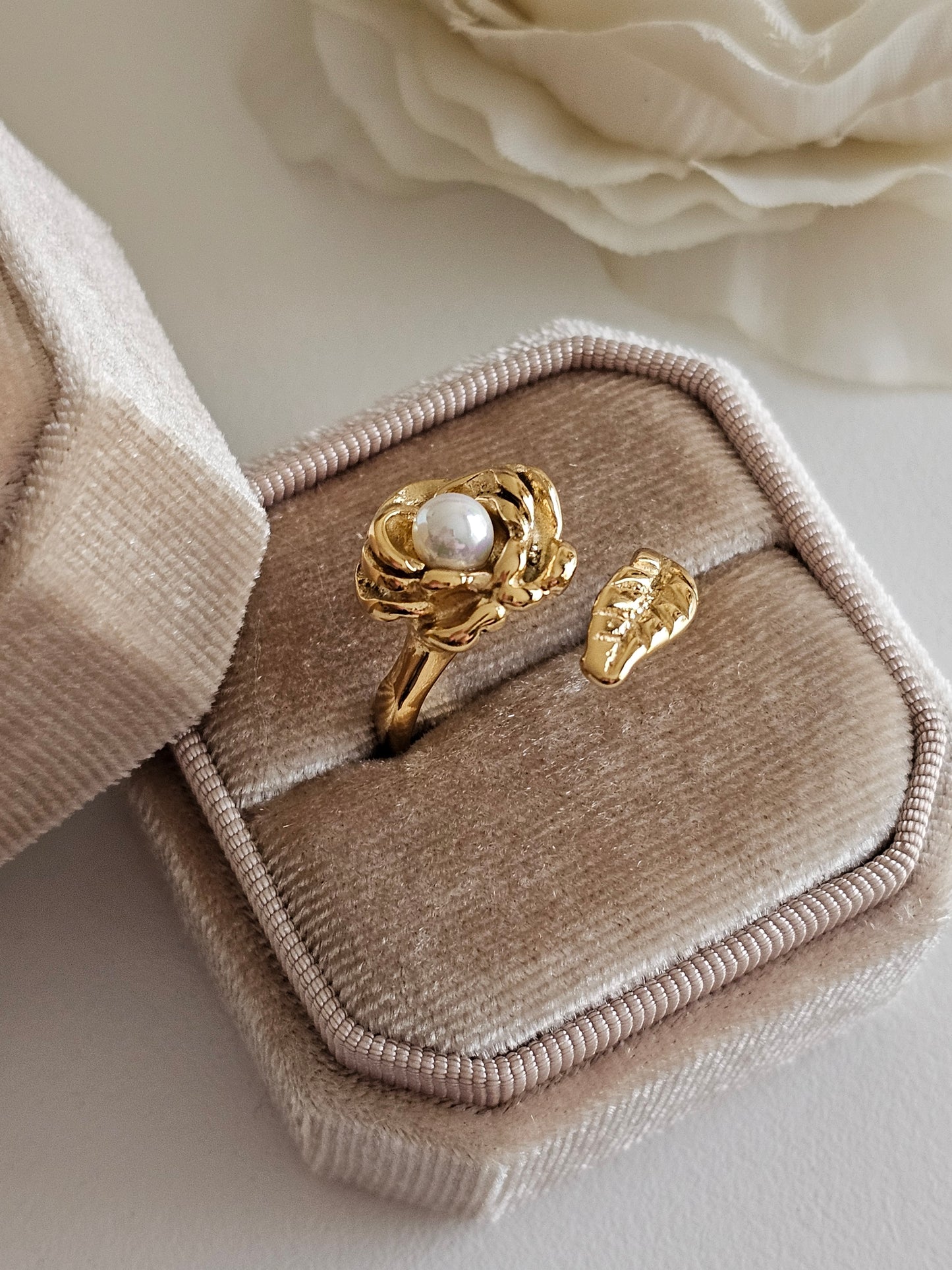 NILDA VINTAGE PEARL FLOWER RING