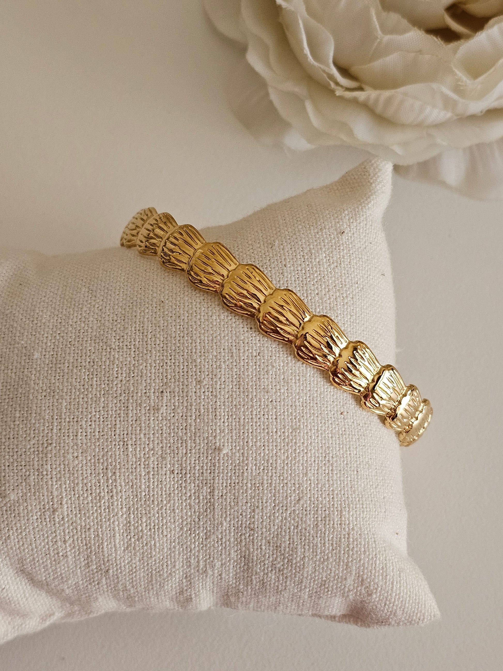 Shell bangle