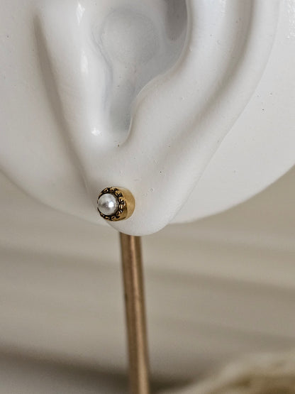IZEL SMALL PEARL EARRINGS