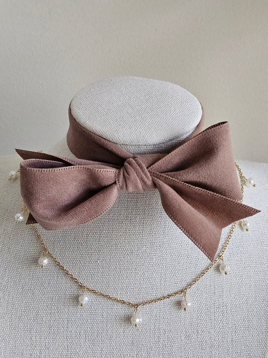 Gold pearl necklace