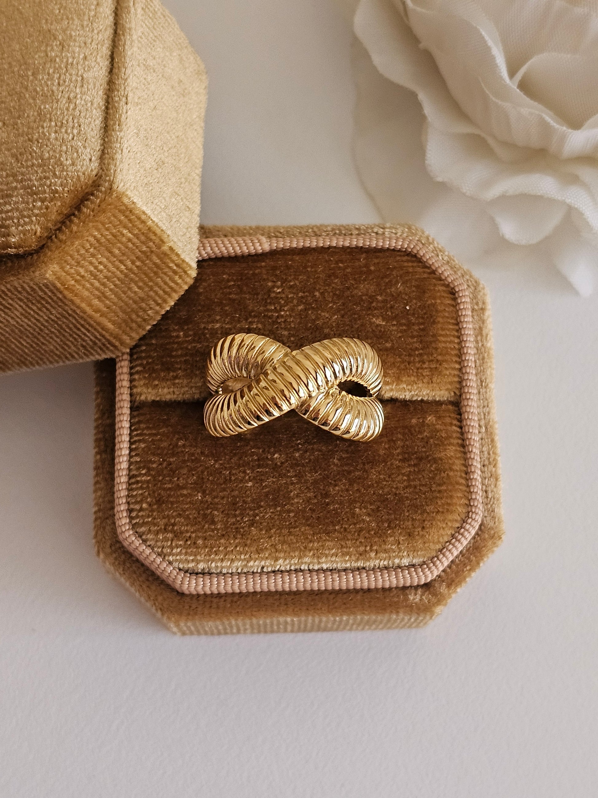 Twist adjustable gold ring