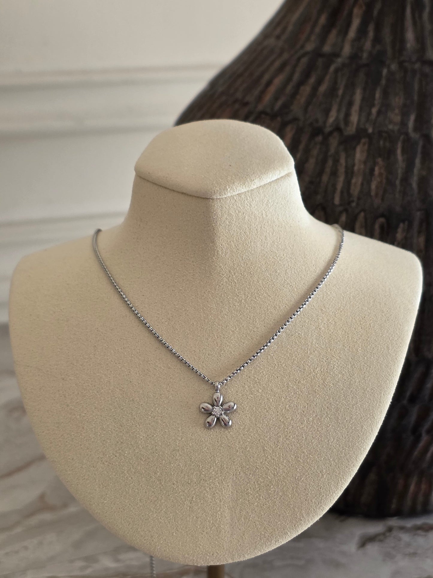 Silver flower necklace 