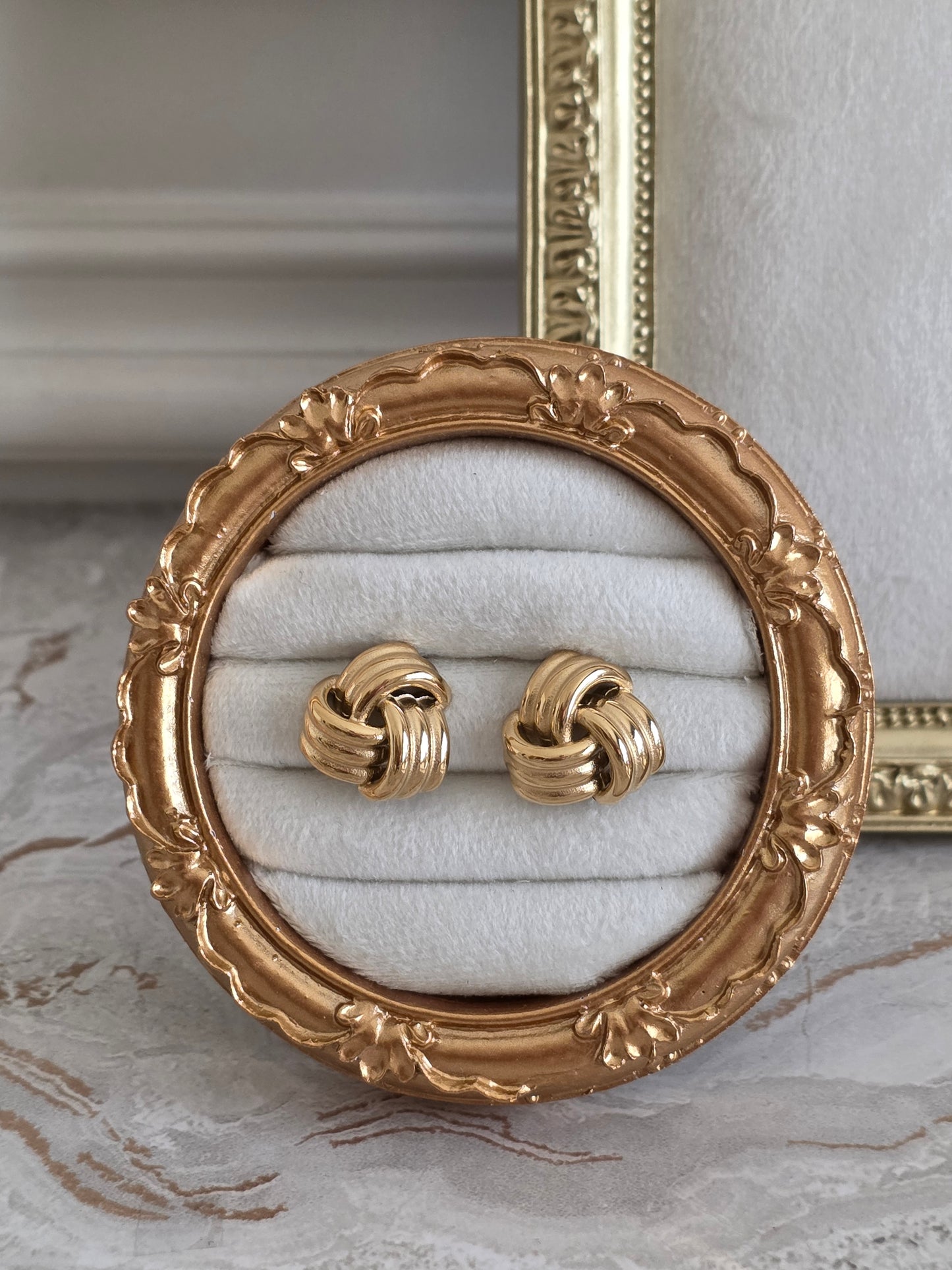 ZYNA KNOT EARRING