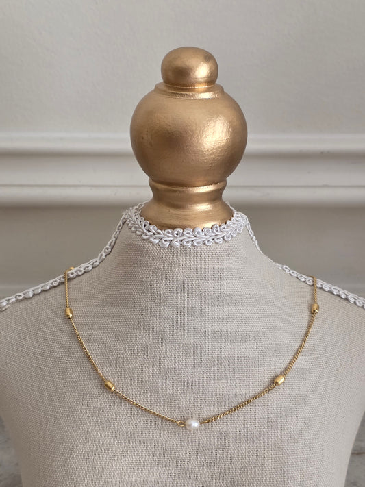 Gold pearl necklace
