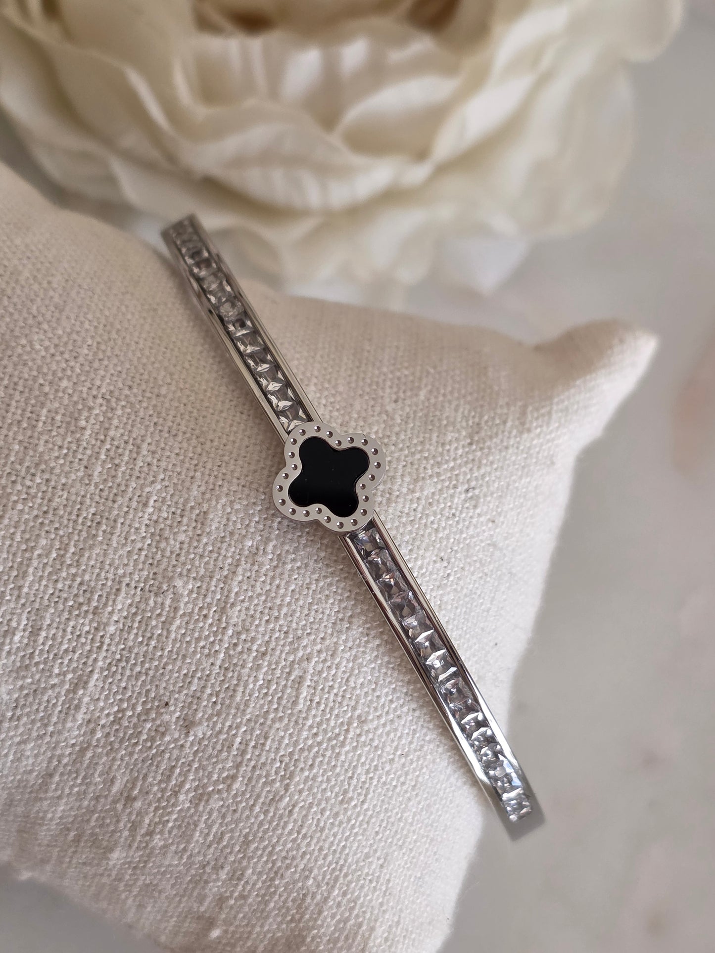 HELIN CLOVER BANGLE