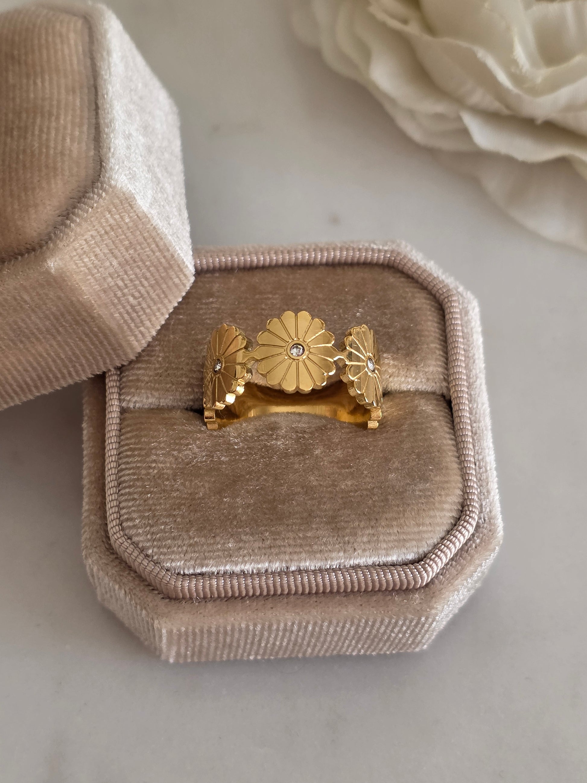 Cubic zirconia flower ring