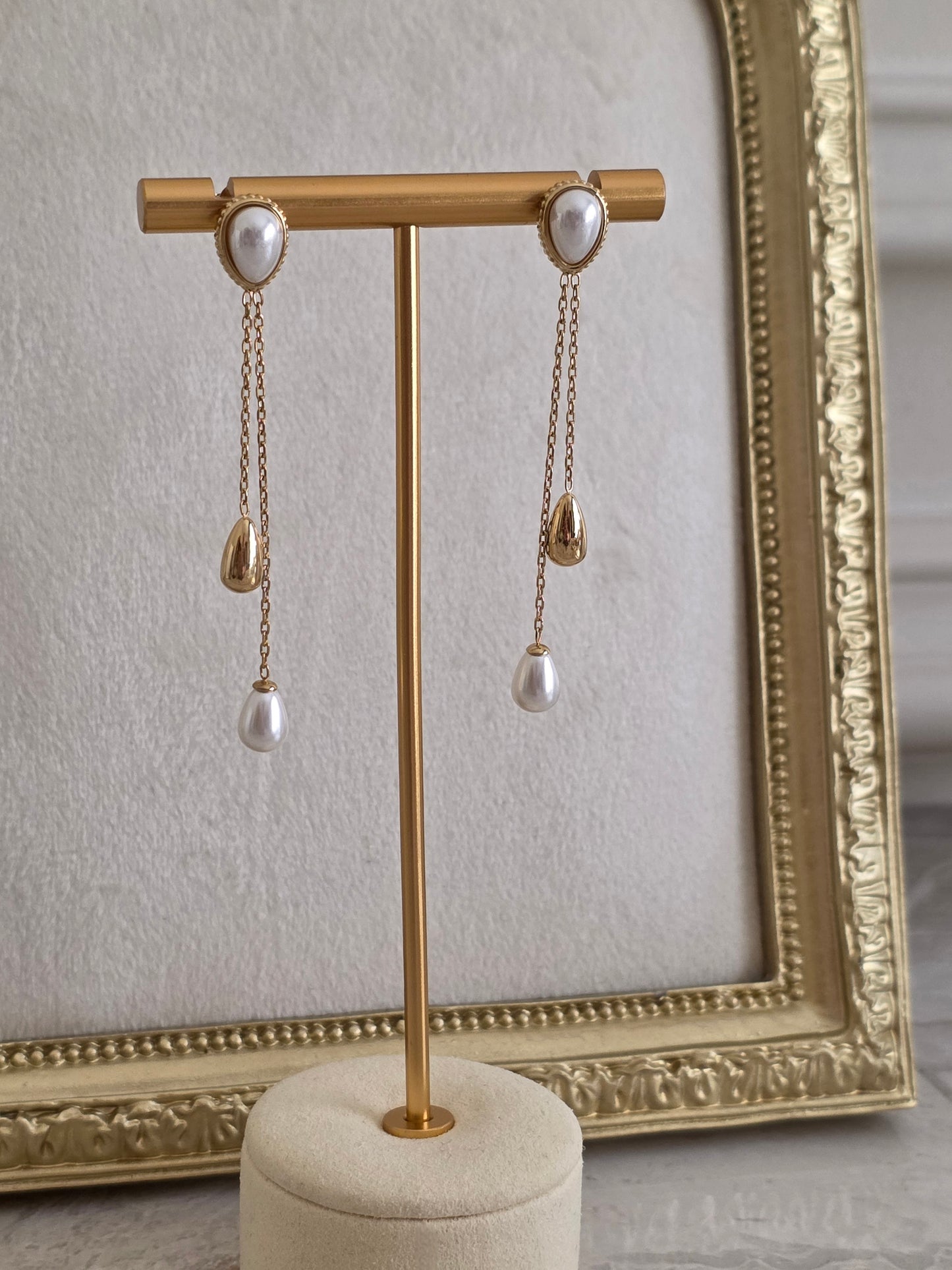 Gold teardrop pearl earrings