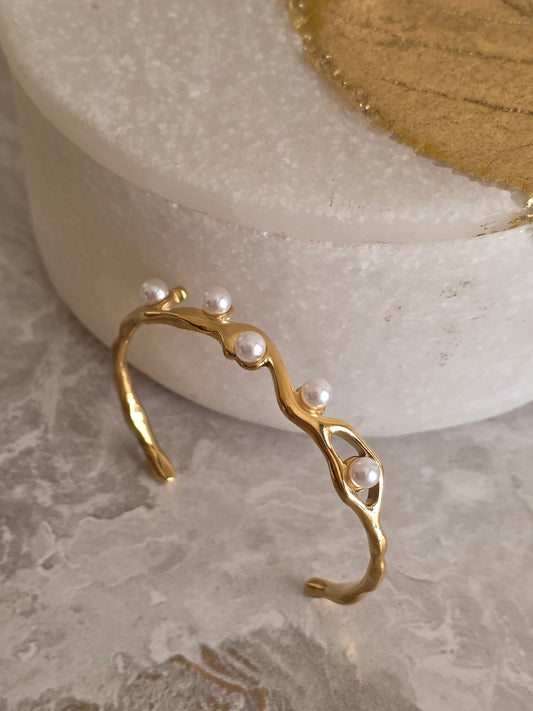 ILAY PEARL CUFF BANGLE