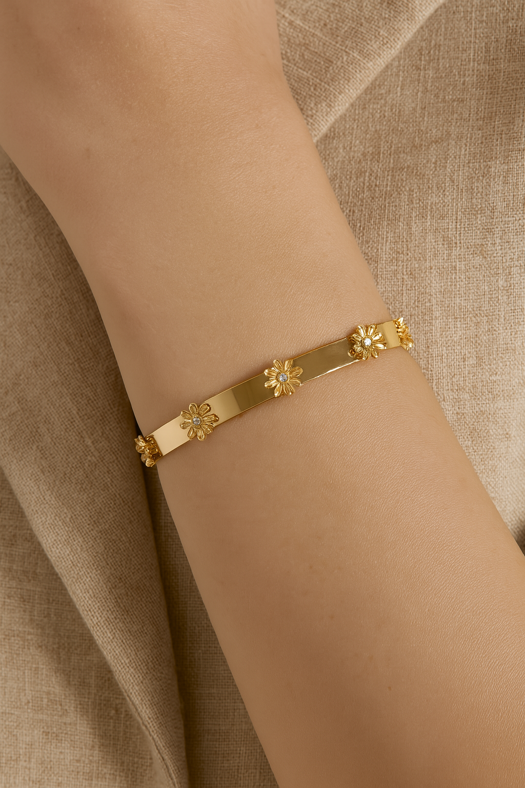 SELDA FLOWER BANGLE
