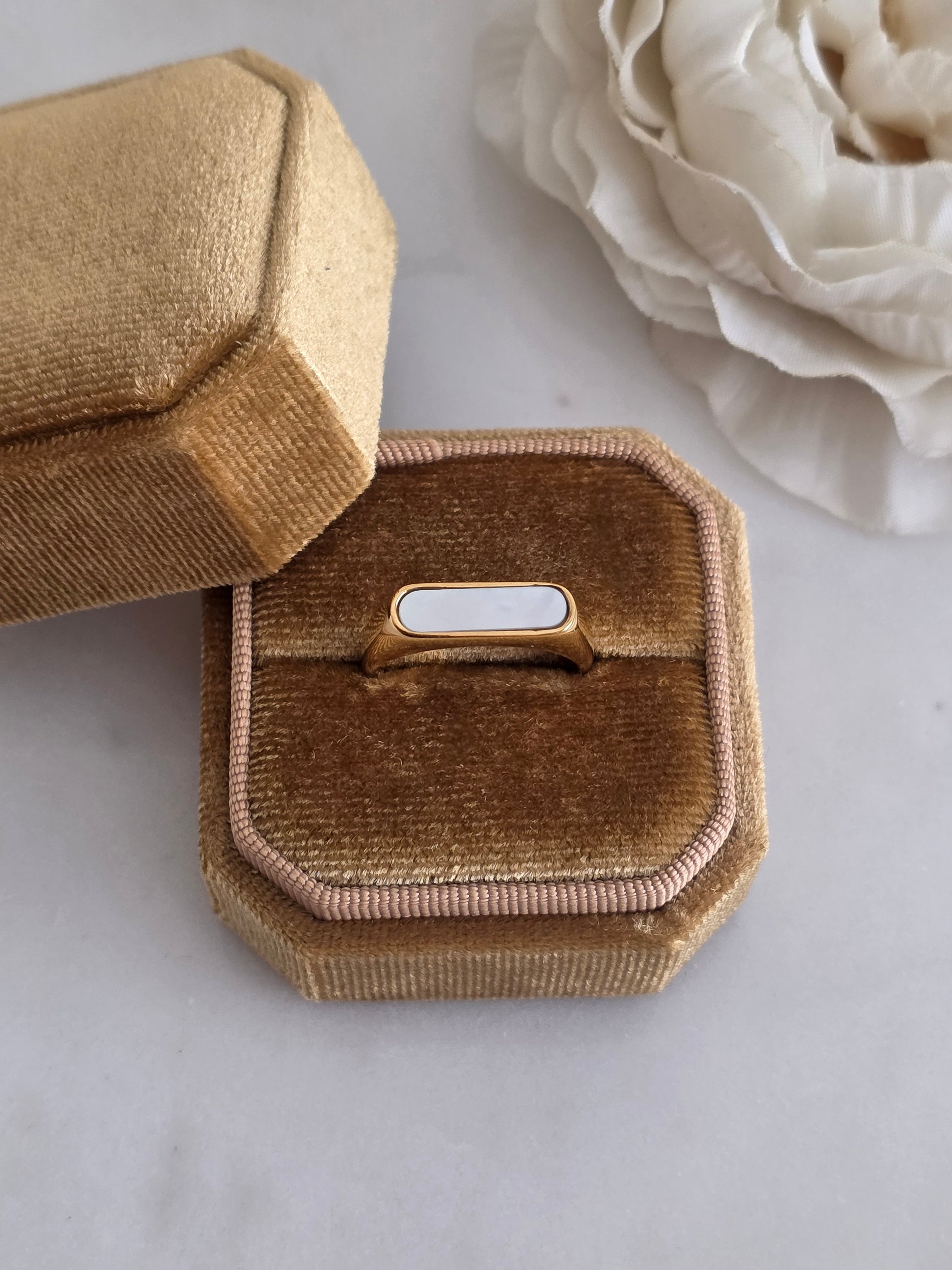 Gold white shell ring