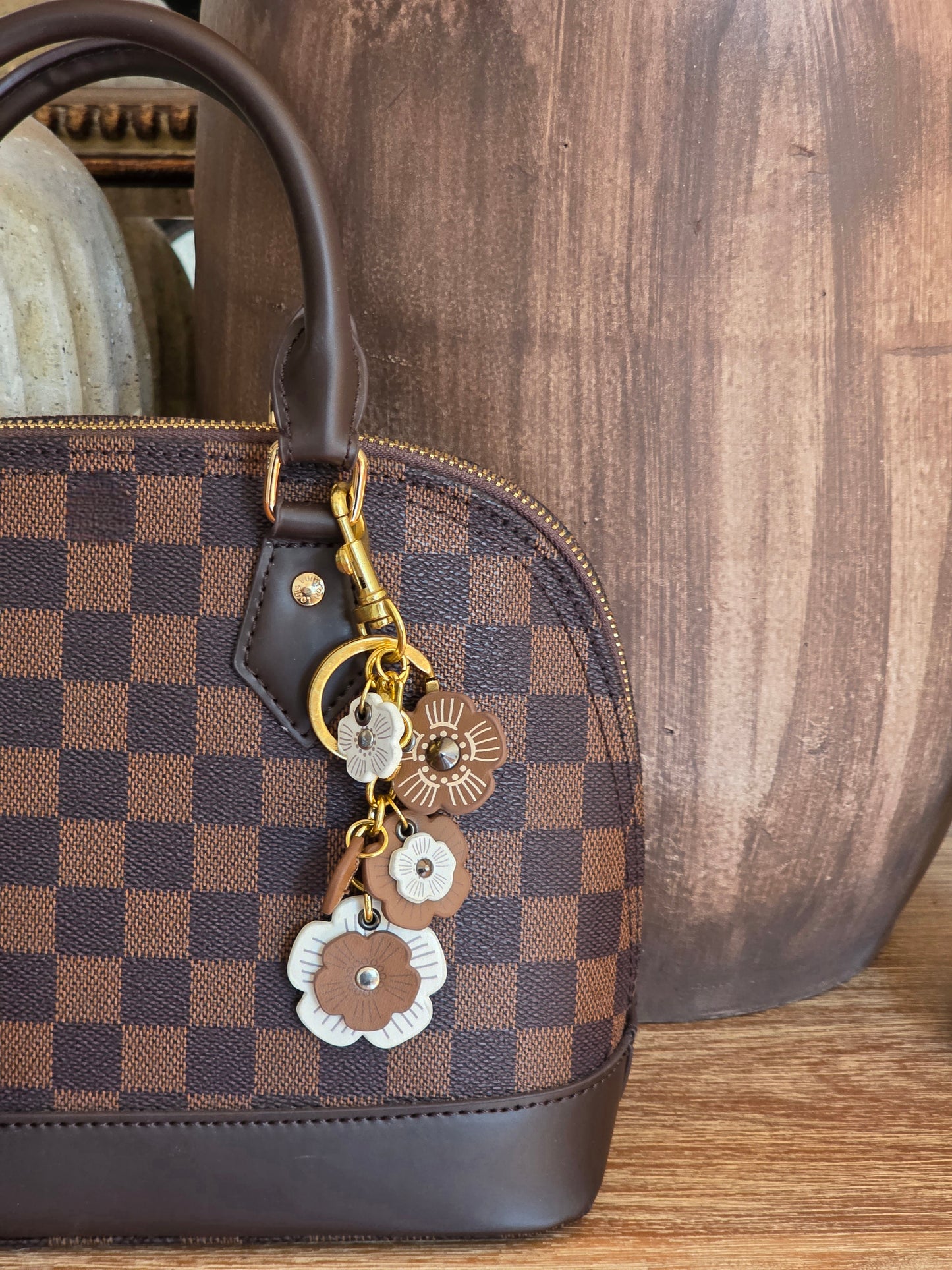 PRETTY FLOWER KEYCHAIN