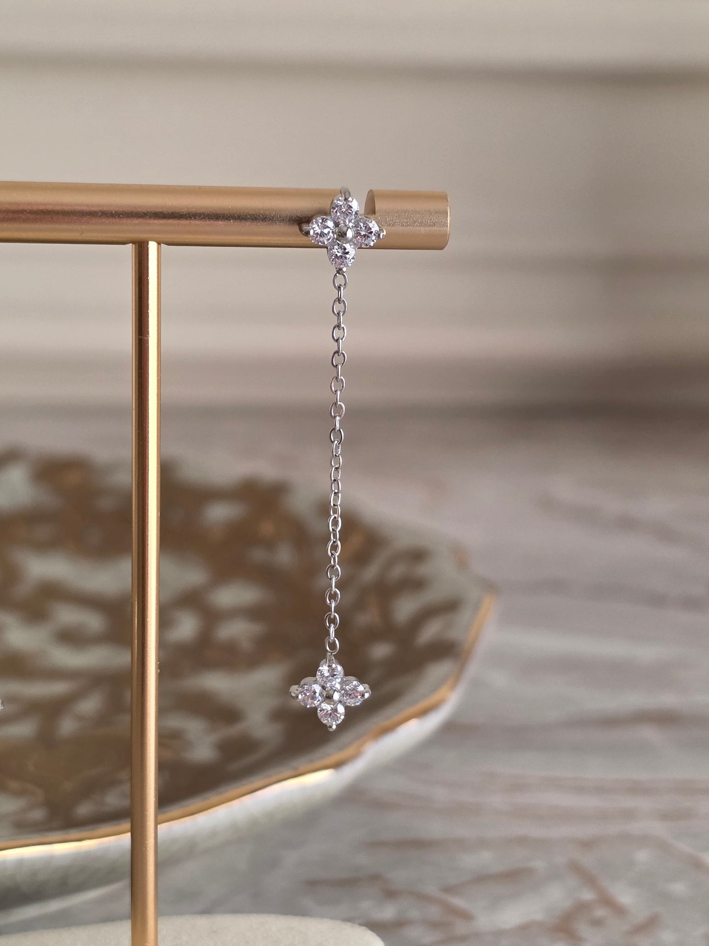 MIA LONG CLOVER EARRINGS SILVER