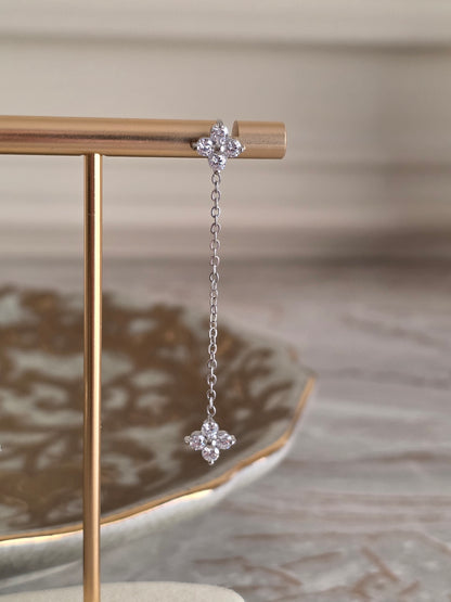 MIA LONG CLOVER EARRINGS SILVER