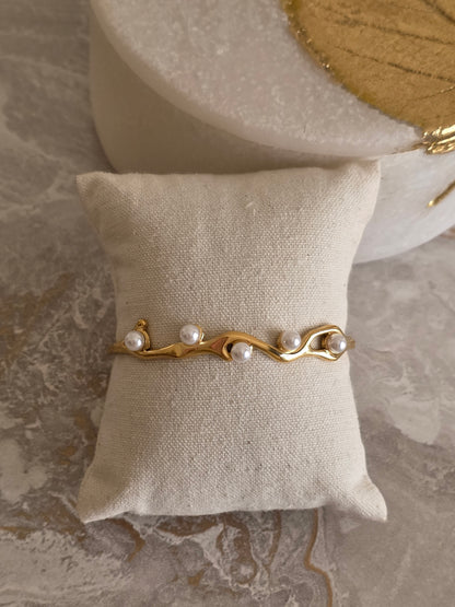 ILAY PEARL CUFF BANGLE