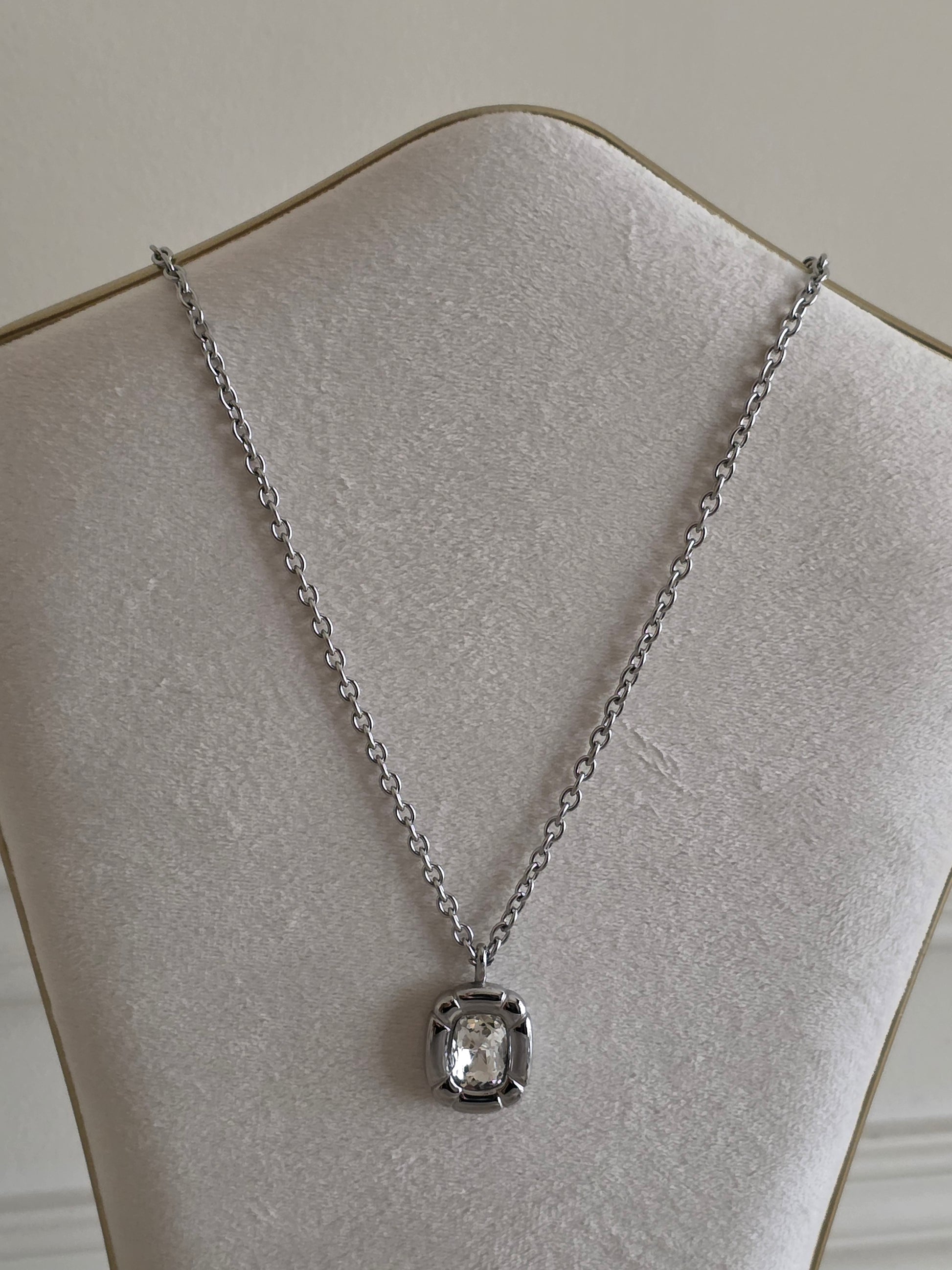 Silver ling Crystal necklace