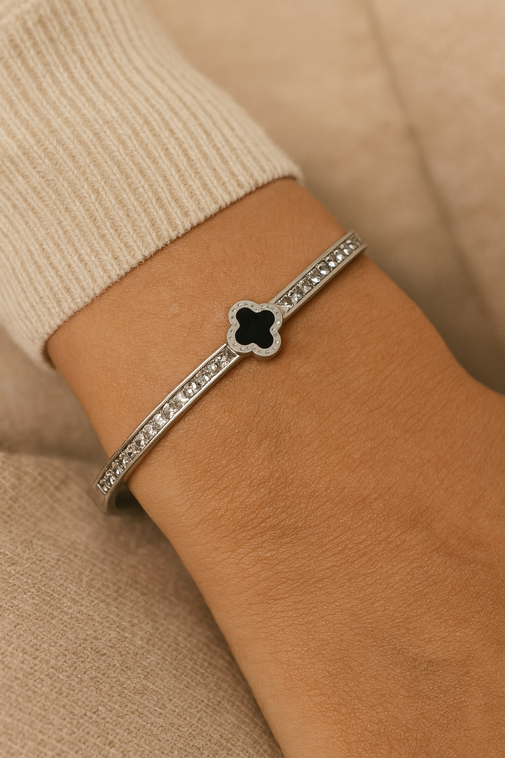 HELIN CLOVER BANGLE