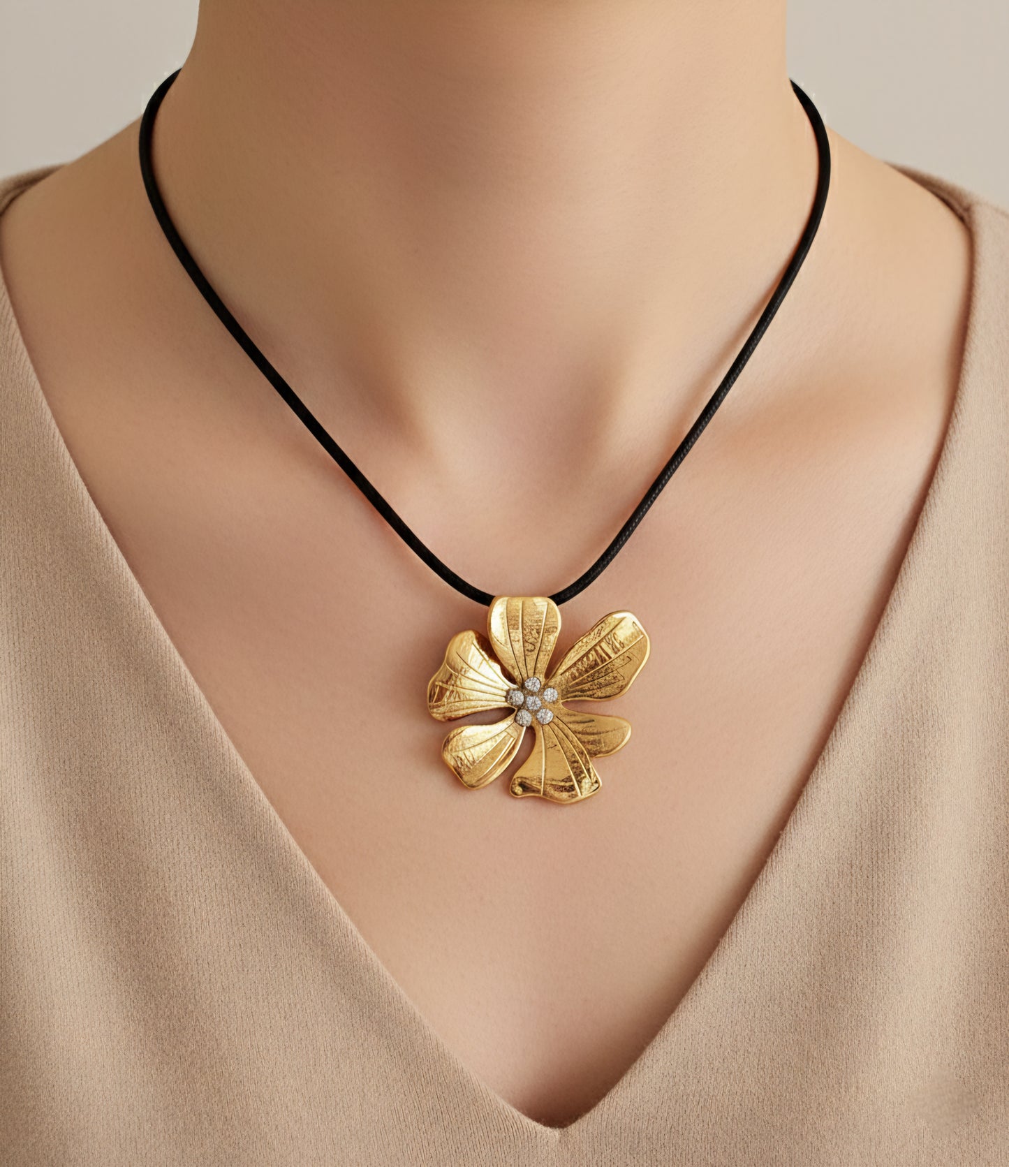 ECEM FLOWER NECKLACE