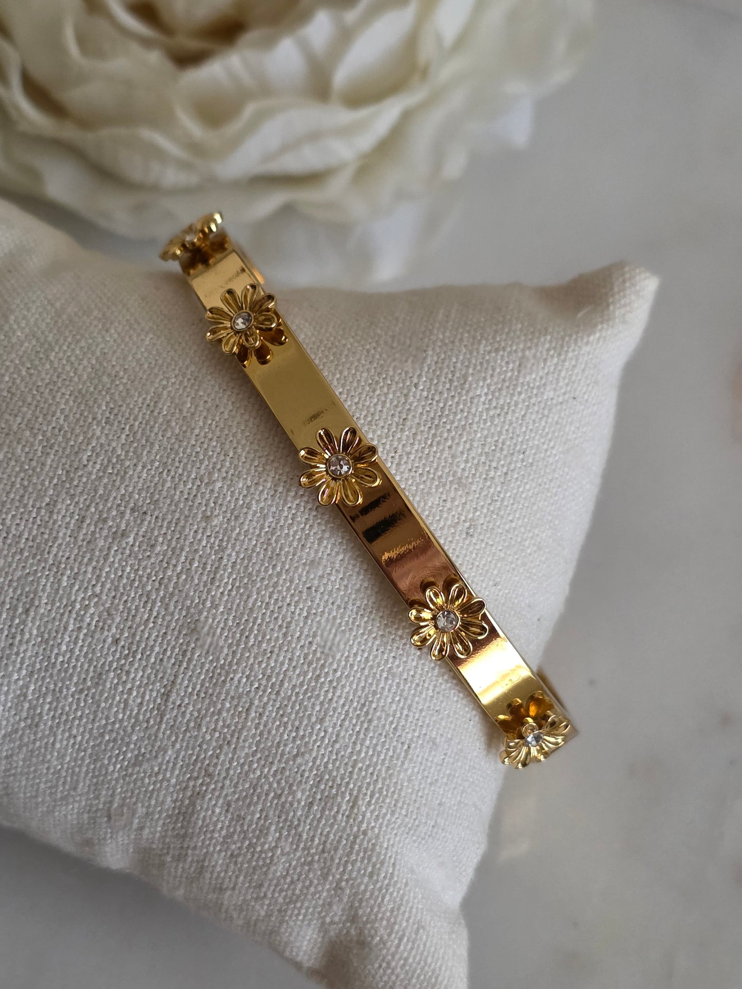 SELDA FLOWER BANGLE